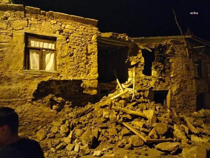 KONYA'DAKİ DEPREMDE KIZILÖREN MAHALLESİ'NDE METRUK BİR BİNA YIKILDI