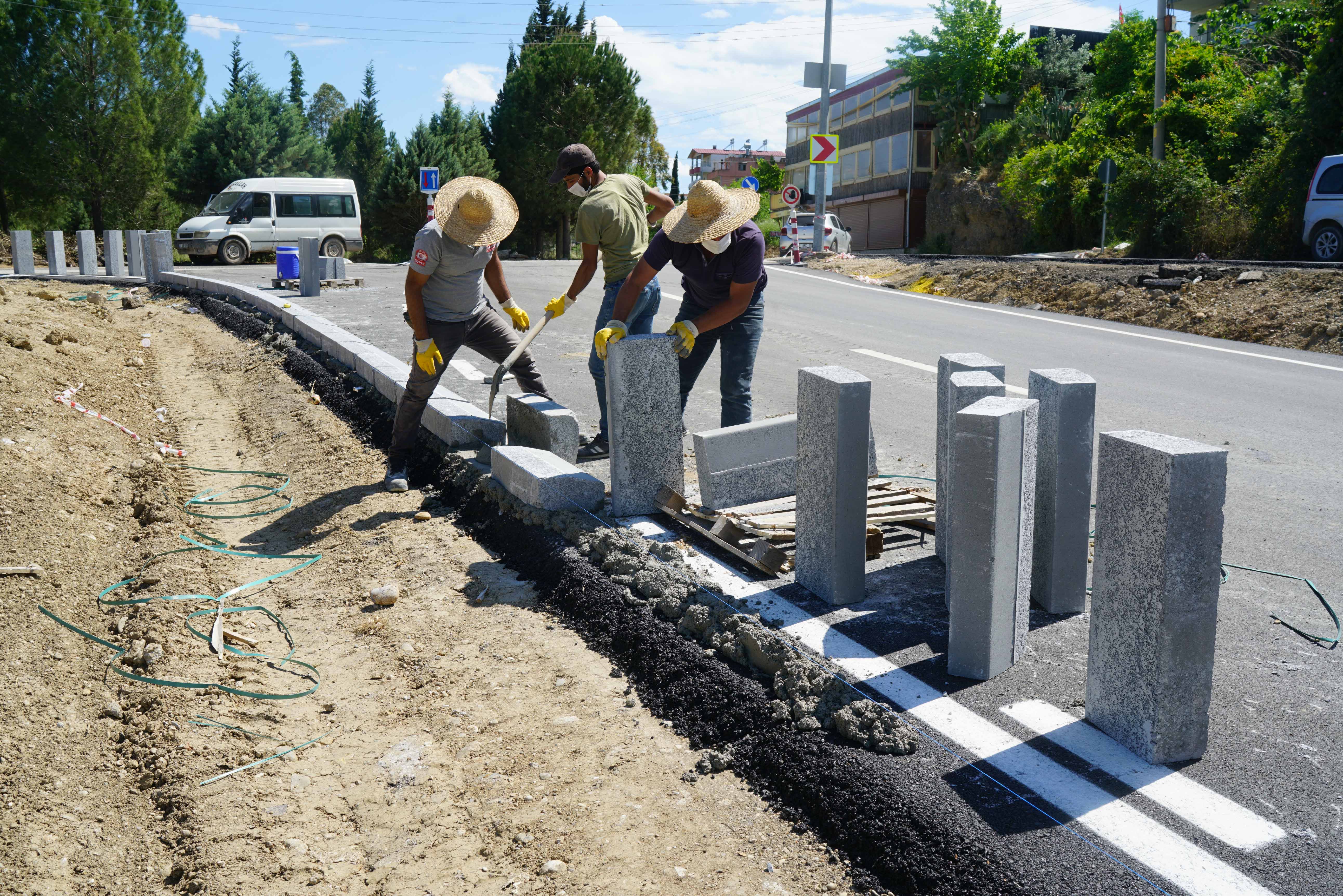 ADANA BÜYÜKŞEHİR, YOL YAPIM VE BAKIM HİZMETLERİNİ SÜRDÜRÜYOR