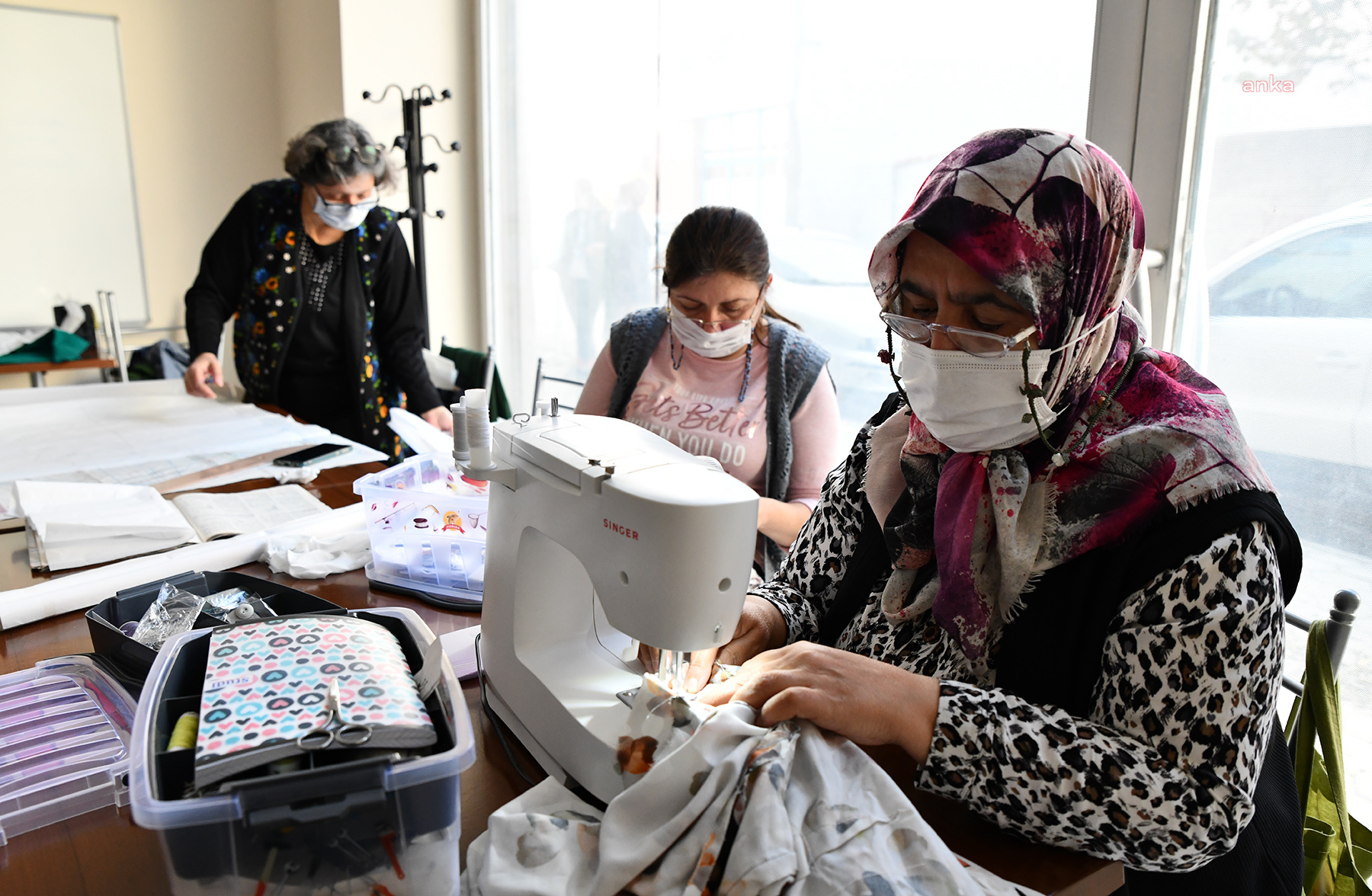 TEPEBAŞI'NDA KADINLAR GİYSİLERİNİ KENDİLERİ ÜRETİYOR