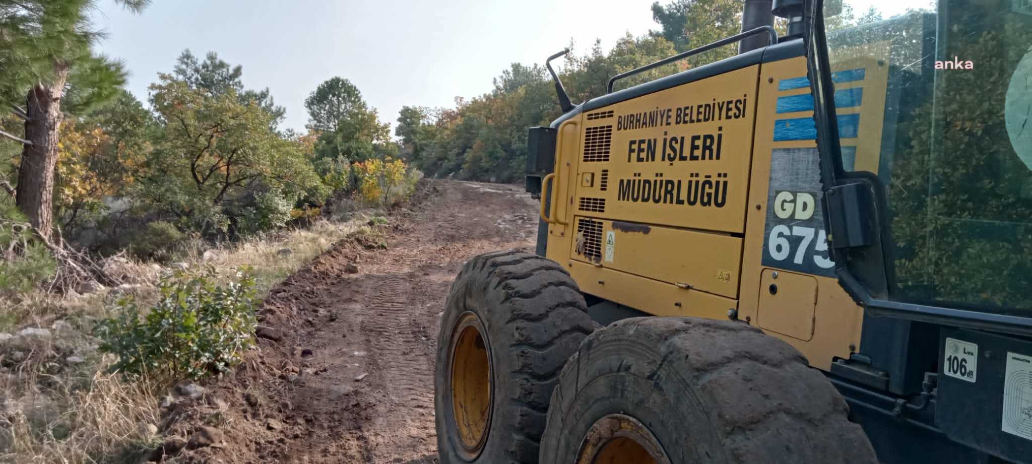 BURHANİYE BELEDİYESİ'NDEN ZEYTİN HASADI İÇİN ARAZİ YOLLANDA DÜZENLEME