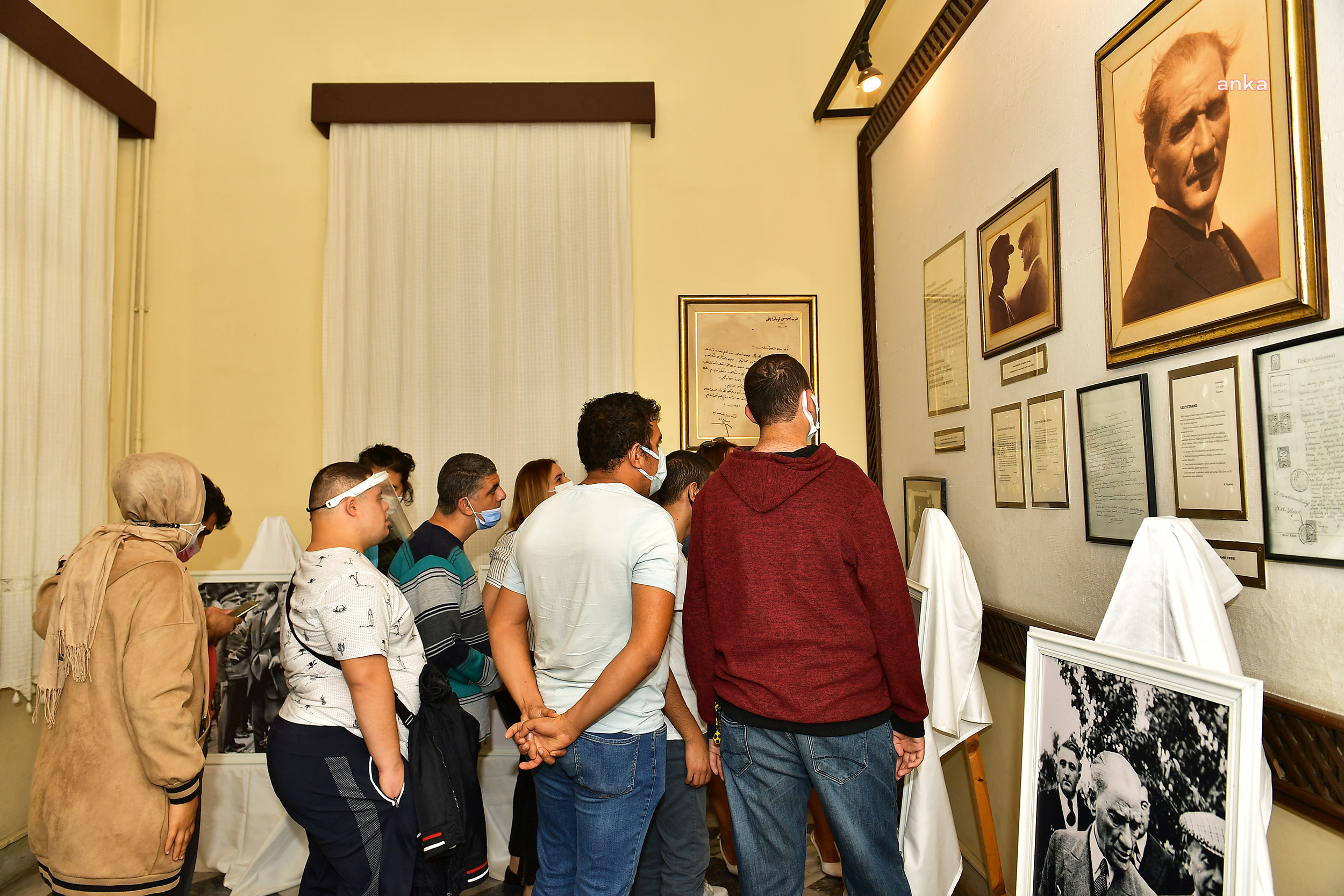 MERSİN'DE ÖZEL GEREKSİNİMLİ BİREYLER ULU ÖNDER ATATÜRK’Ü EVİNDE ANDI