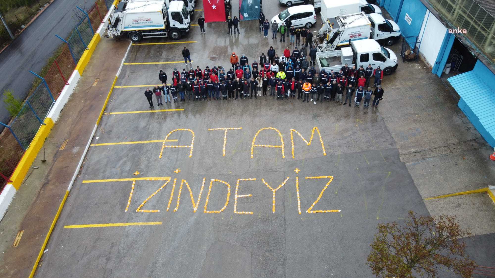 İZMİT BELEDİYESİ'NİN TEMİZLİK İŞÇİLERİ ELDİVENLERİYLE YAZDI: "ATAM İZİNDEYİZ"