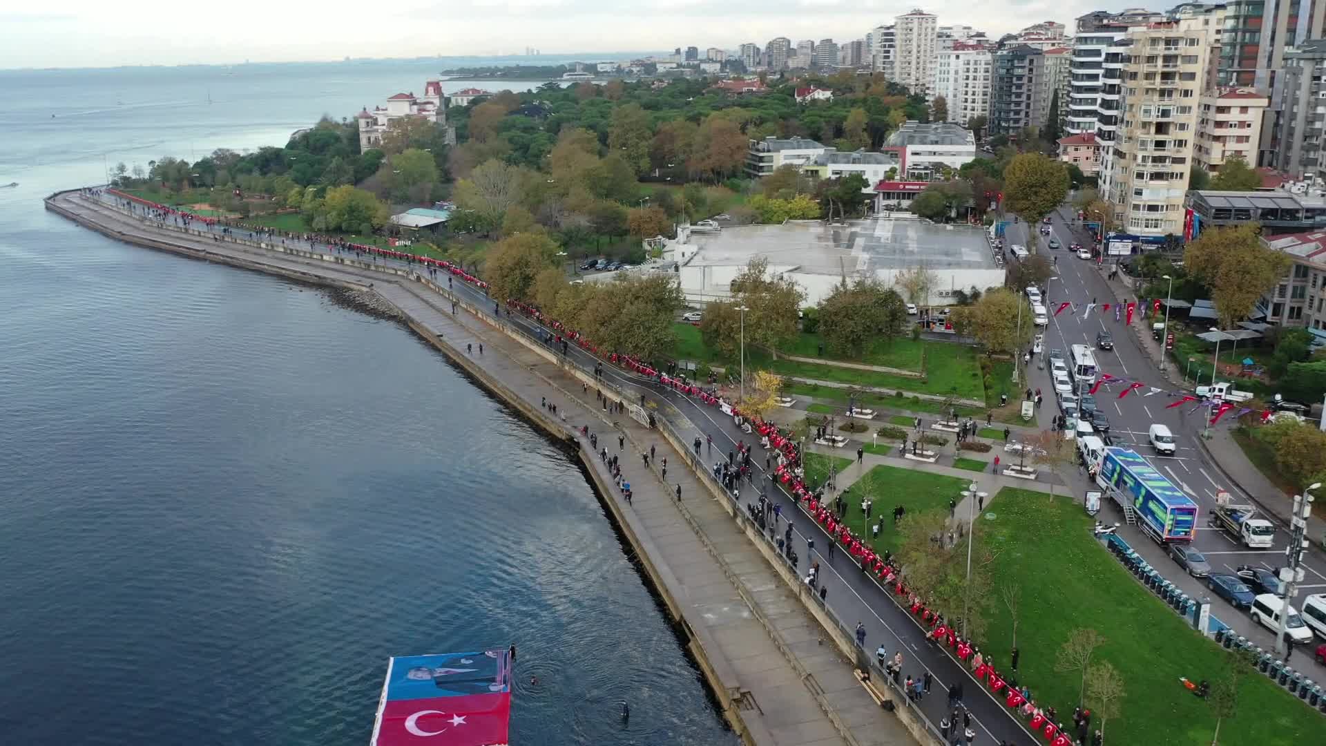 KADIKÖY'DE ATA'YA SAYGI ZİNCİRİ