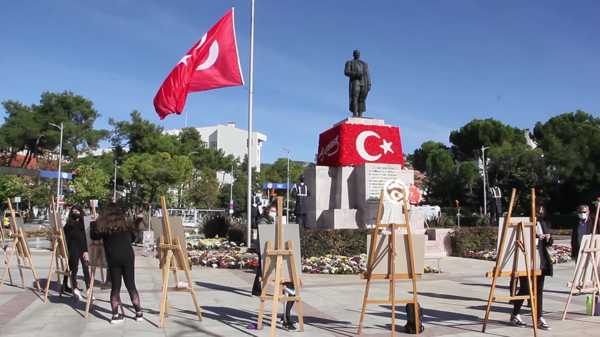MUĞLALI ÖĞRENCİLER MEYDANDA ATATÜRK RESİMLERİ ÇİZDİ