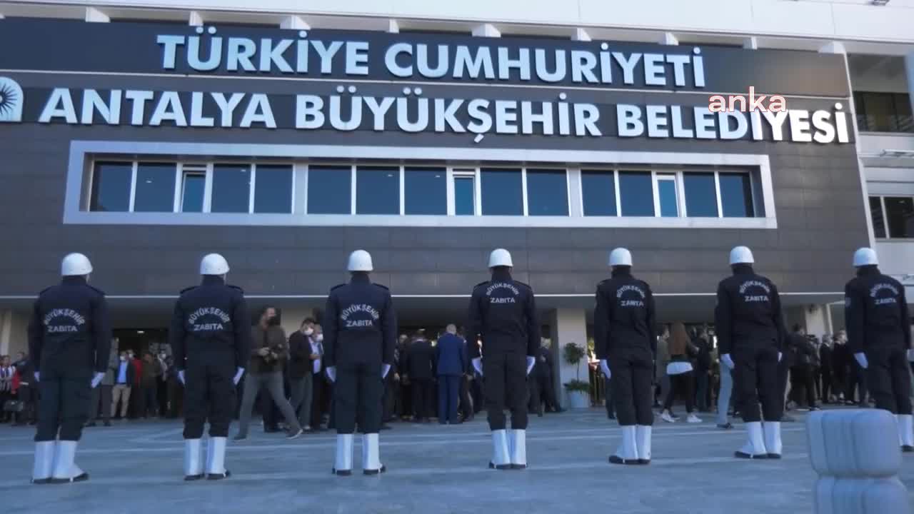 KILIÇDAROĞLU, ANTALYA BÜYÜKŞEHİR BELEDİYE BAŞKANI BÖCEK'E NAZAR BONCUĞU TAKTI; BÖCEK, KILIÇDAROĞLU'NA YÖRÜK KIYAFETİ ARMAĞAN ETTİ