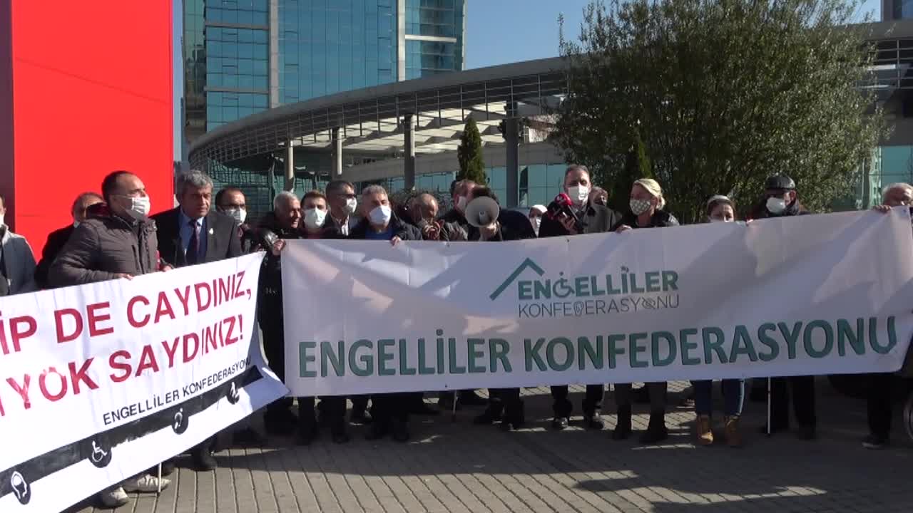 ENGELLİLER, BAKANLIK ÖNÜNDE ATAMA TALEP ETTİ: “7 BİN 800 KADRO BOŞ… ATAMA YAPMIYORLAR”