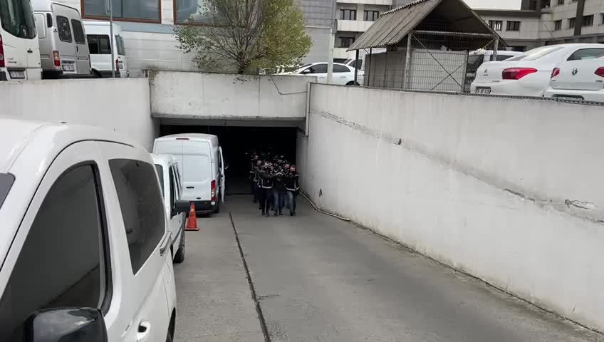 İSTANBUL'DA SİLAH KAÇAKÇILIĞI OPERASYONU: 13 GÖZALTI