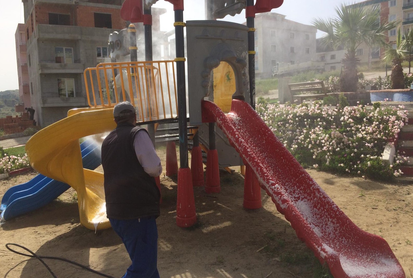 TURGUTLU'DA PARKLAR ÇOCUKLAR İÇİN DEZENFEKTE EDİLDİ