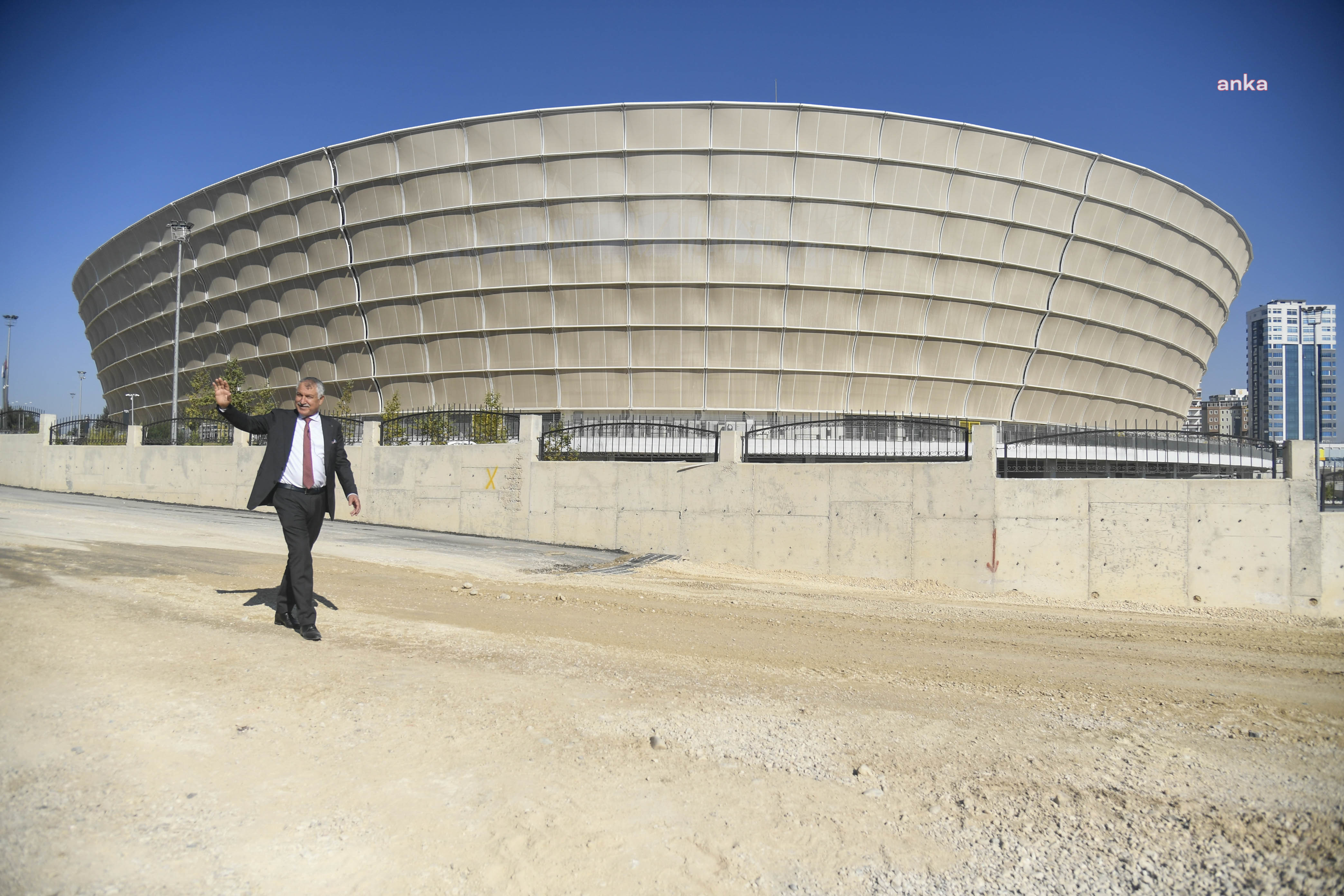 ADANA BÜYÜKŞEHİR BELEDİYESİ STADYUMUNDA TRAFİK VE OTOPARK SORUNU ÇÖZÜLÜYOR