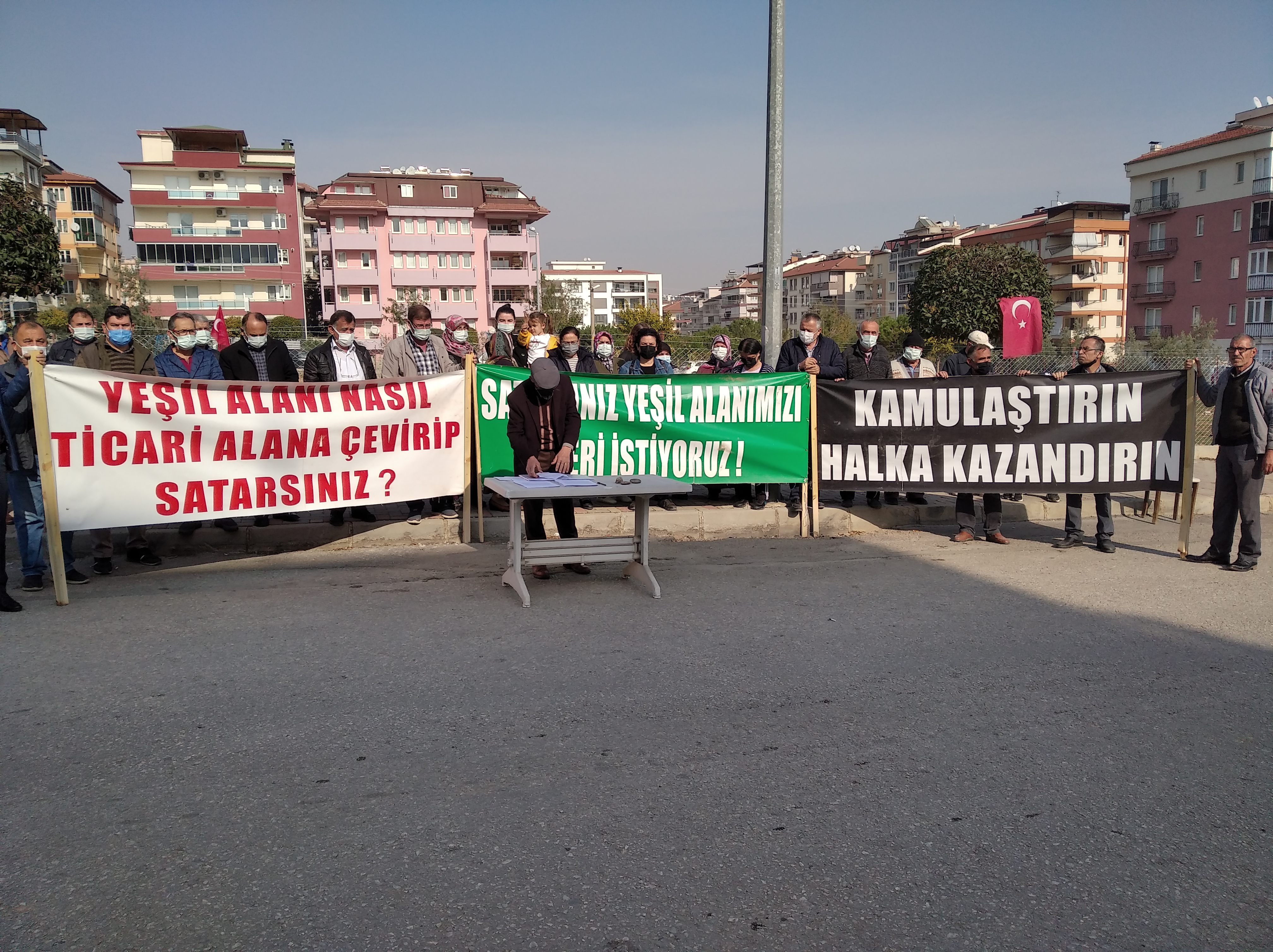 DENİZLİ’DE HALK, AĞAÇLARIN KESİLDİĞİ ALANIN KAMULAŞTIRILMASINI İSTİYORLAR