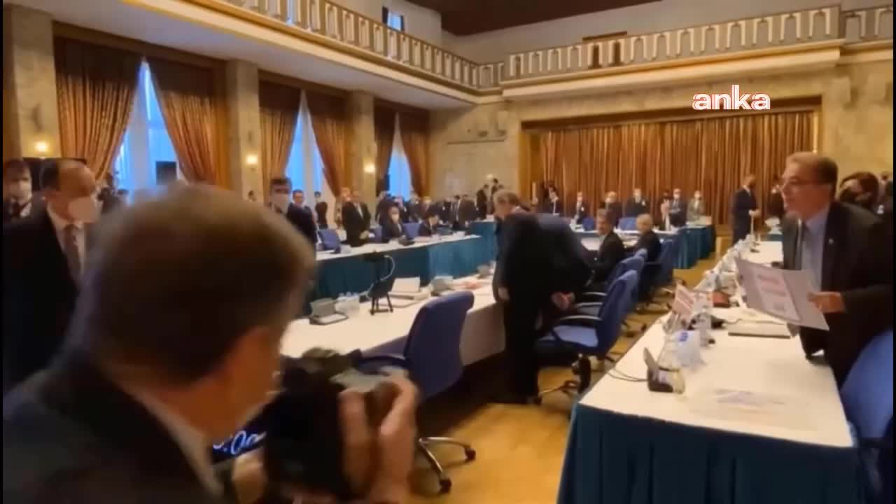 CHP MİLLETVEKİLLERİ, BAKAN MUŞ’U PROTESTO ETTİ: “EKONOMİNİN KİTABINI YAZDIĞINI İDDİA EDENLER, ESNAFIN DEFTERİNİ DÜRDÜ”