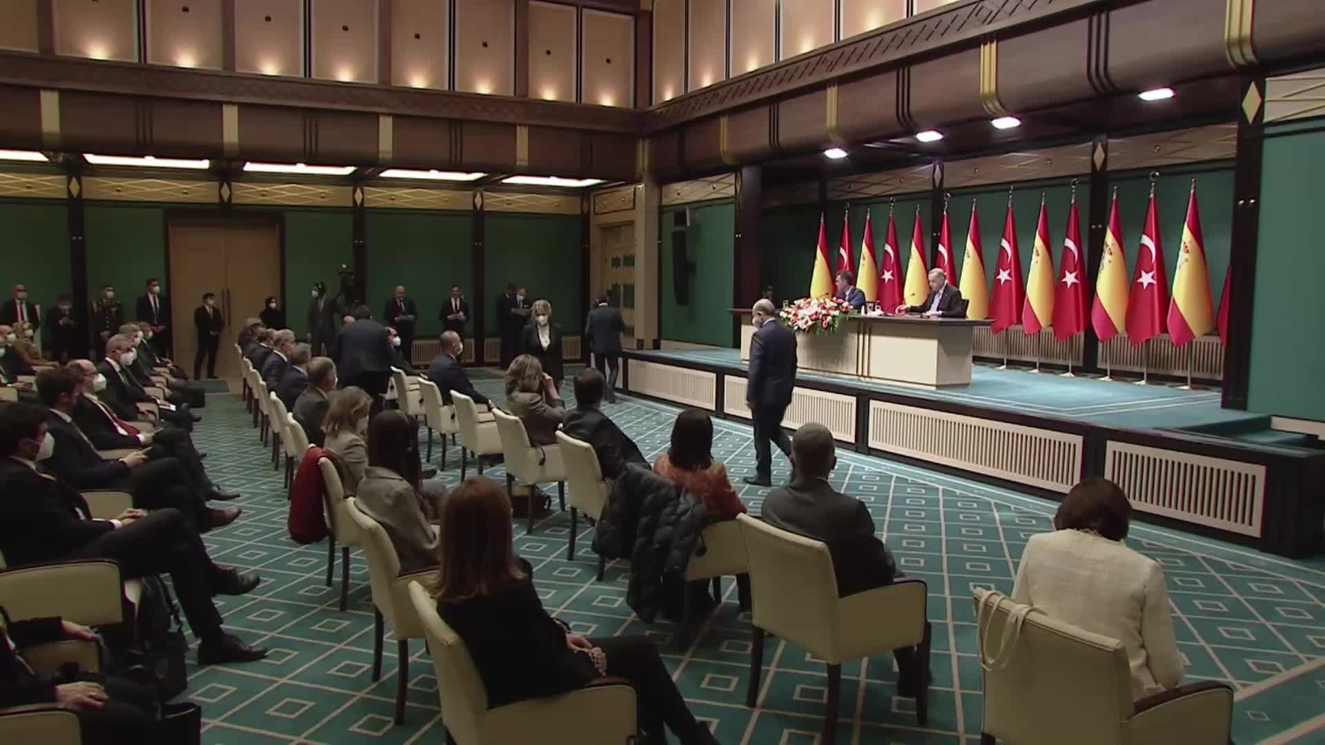 ERDOĞAN:  “S-400 PARÇA ÜRETİMİ KONUSUNDAKİ DETAYLAR HAKKINDA HER İKİ TARAF DETAY AÇIKLAMA YAPMAMAK ÜZERİNDE MUTABIK KALDIK”