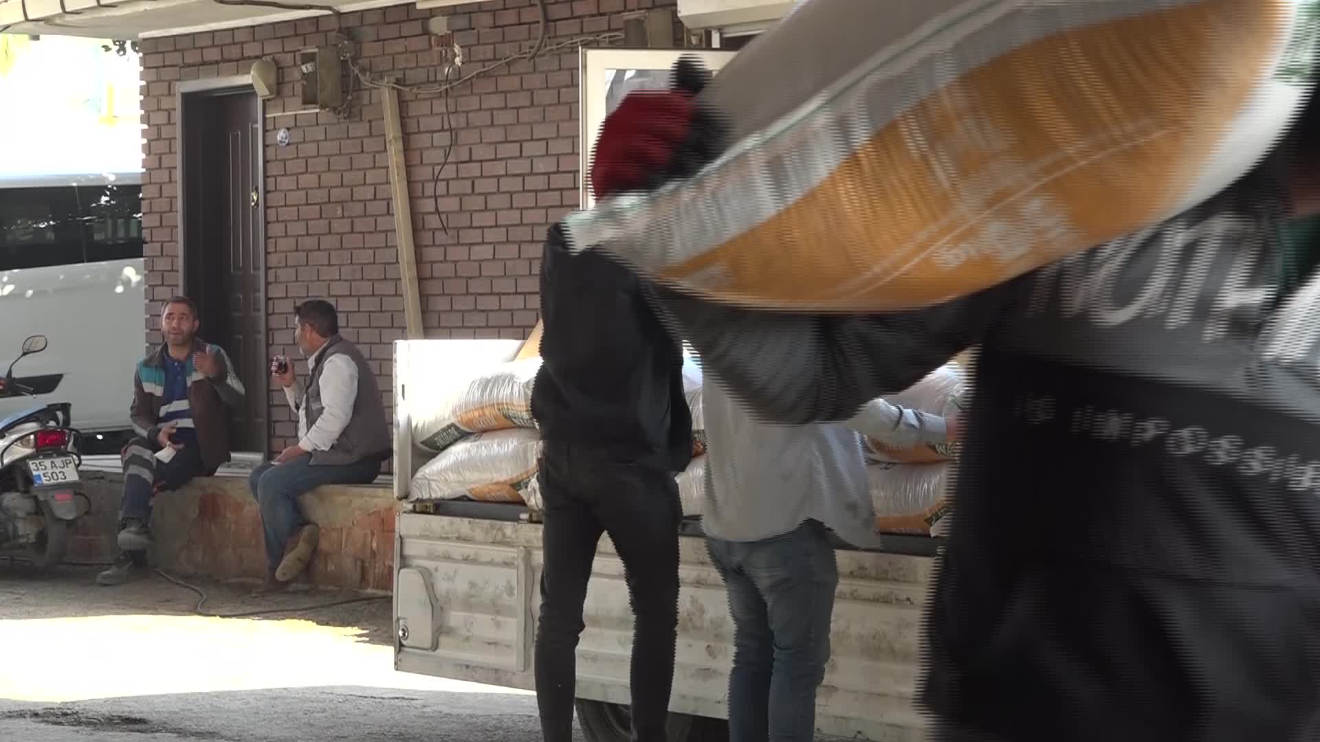 İZMİR BÜYÜKŞEHİR, 191 ÜRETİCİYE 13 BİN ÇUVAL KUZU BÜYÜTME YEMİ DAĞITTI