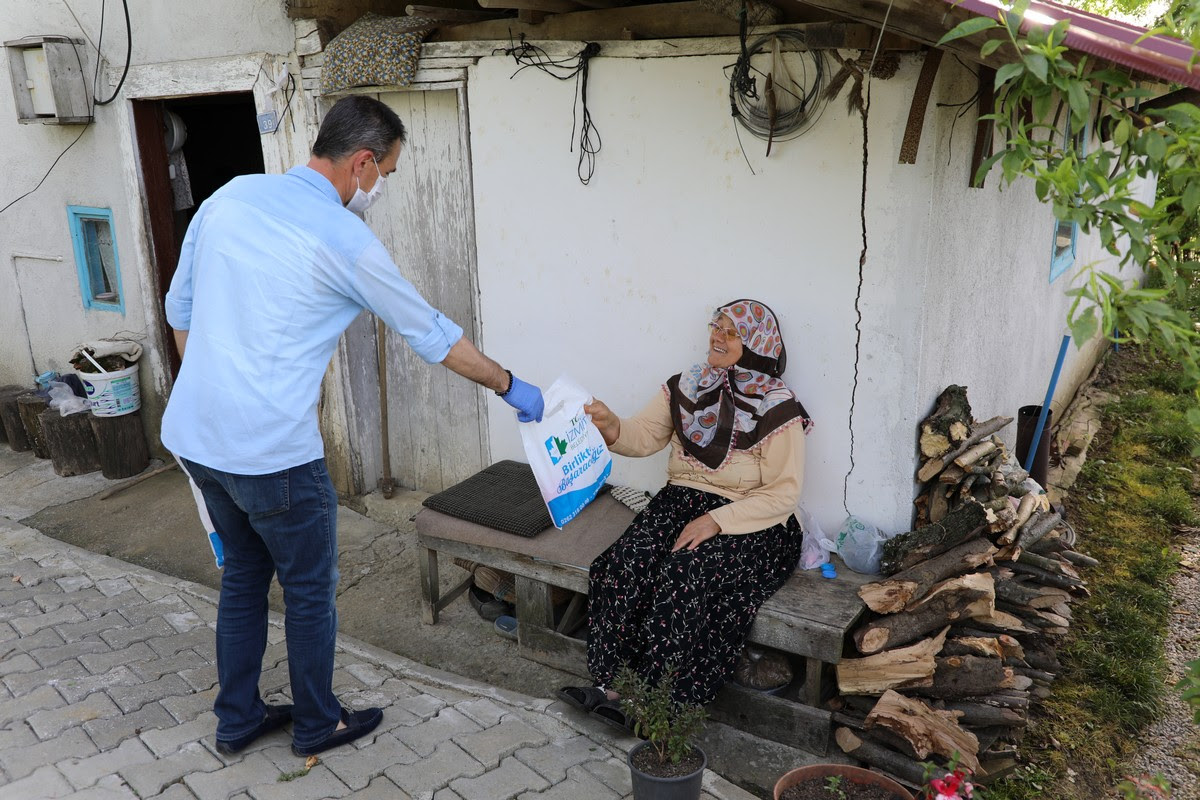 İZMİT BELEDYESİ'NDEN KÖYLERE ÜCRETSİZ MASKE VE HİJYEN SETİ