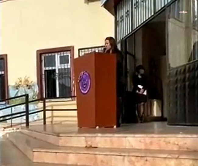 10 KASIM’DA “YIKIN HEYKELLERİMİ” ŞİİRİNİ OKUYAN ÖĞRETMEN GÖREVİNE İADE EDİLDİ