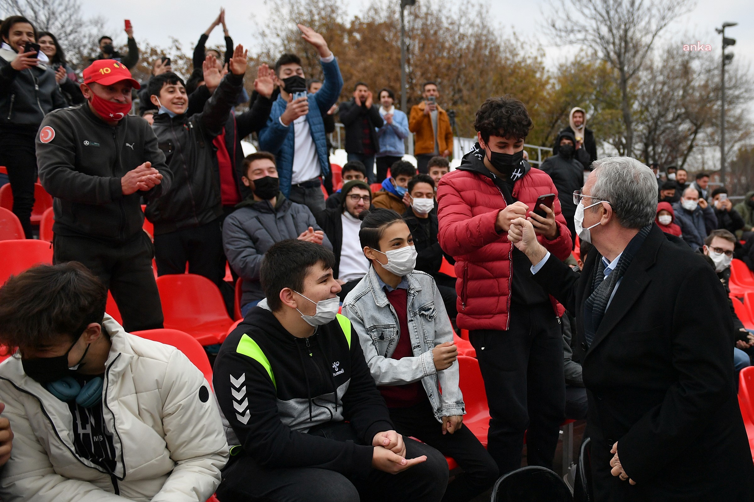 MANSUR YAVAŞ, SOKAK FUTBOLU ŞAMPİYONLARINA KUPALARINI VERDİ