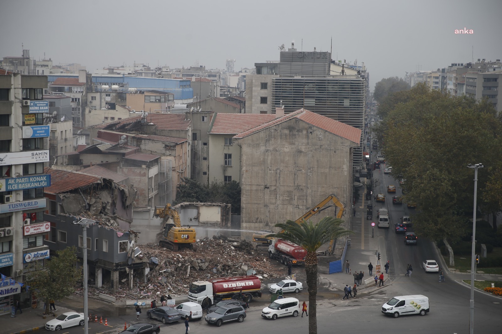 KONAK BELEDİYESİ'NİN YENİ HİZMET BİNASI İÇİN YIKIM SÜRECİ TAMAMLANDI