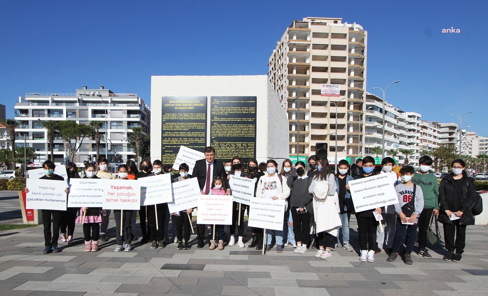 ÇOCUK HAKLARI BİLDİRGESİ KARŞIYAKA'DAKİ İNSAN HAKLARI ANITI'NA ASILDI