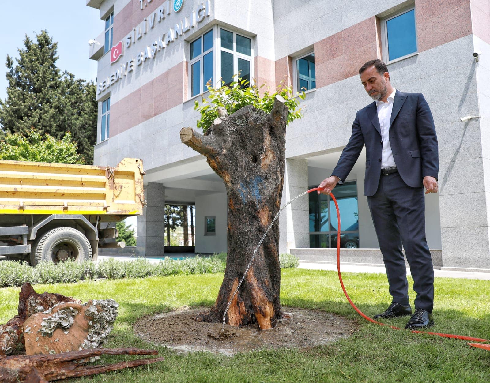AVCILAR BELEDİYESİ, TÜNEL  İNŞAATINDAN KURTARDIĞI ZEYTİN AĞAÇLARINI KOMŞU BELEDİYELERLE PAYLAŞTI