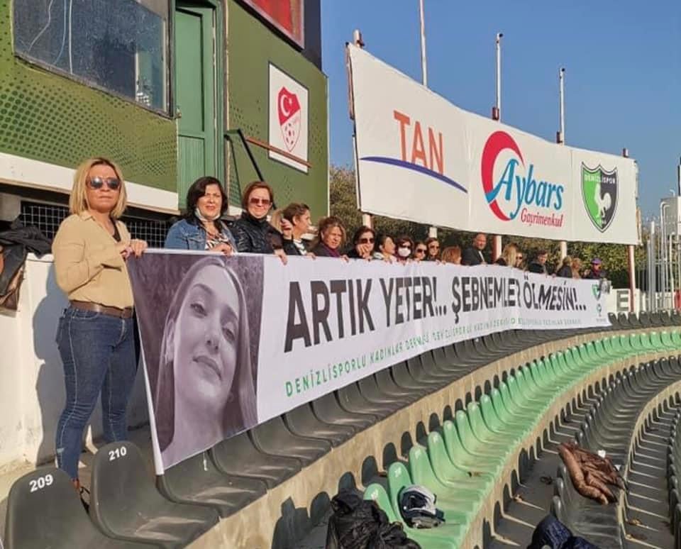 DENİZLİSPOR TARAFTARI KADINLAR TRÜBÜNDE “ARTIK YETER ŞEBNEM'LER ÖLMESİN” PANKARTI AÇTI