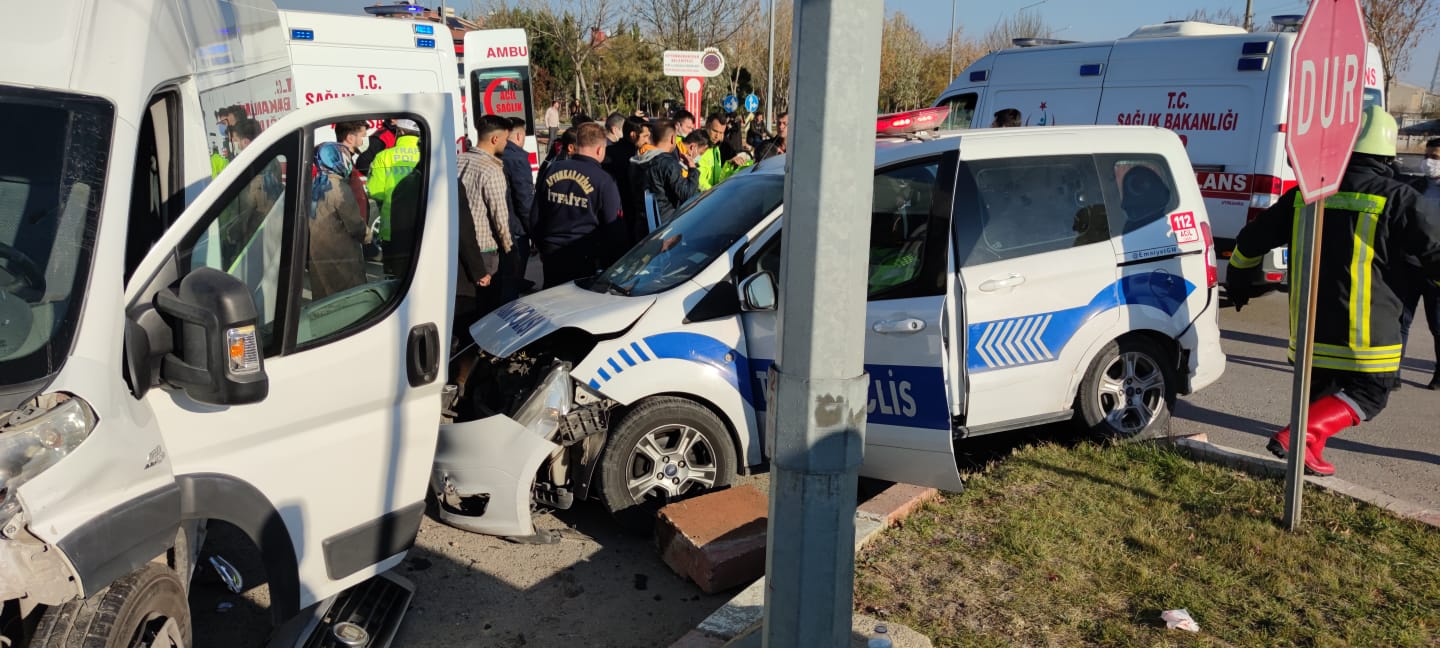AFYONKARAHİSAR’DA POLİS ARACI İLE ÖĞRENCİ SERVİSİ ÇARPIŞTI