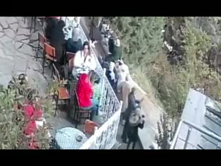ÇAY BAHÇESİNDE OTURAN TURİSTİN ÇANTASINI ÇALMAYA ÇALIŞIRKEN YAKALANDILAR