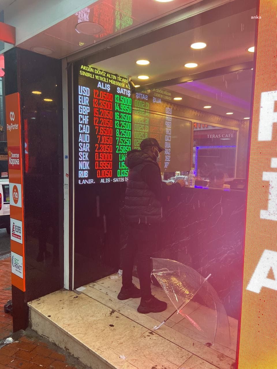 KUR ATAĞI ALIM SATIMI DURDURDU: DOLAR 13,50'Yİ, EURO DA 15'İ GÖRDÜ