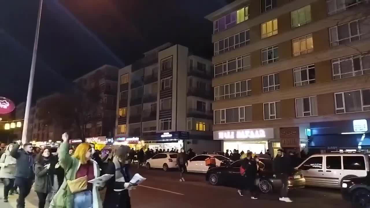 DOLAR REKOR KIRDI VATANDAŞ PROTESTO ETTİ: "HÜKÜMET İSTİFA"