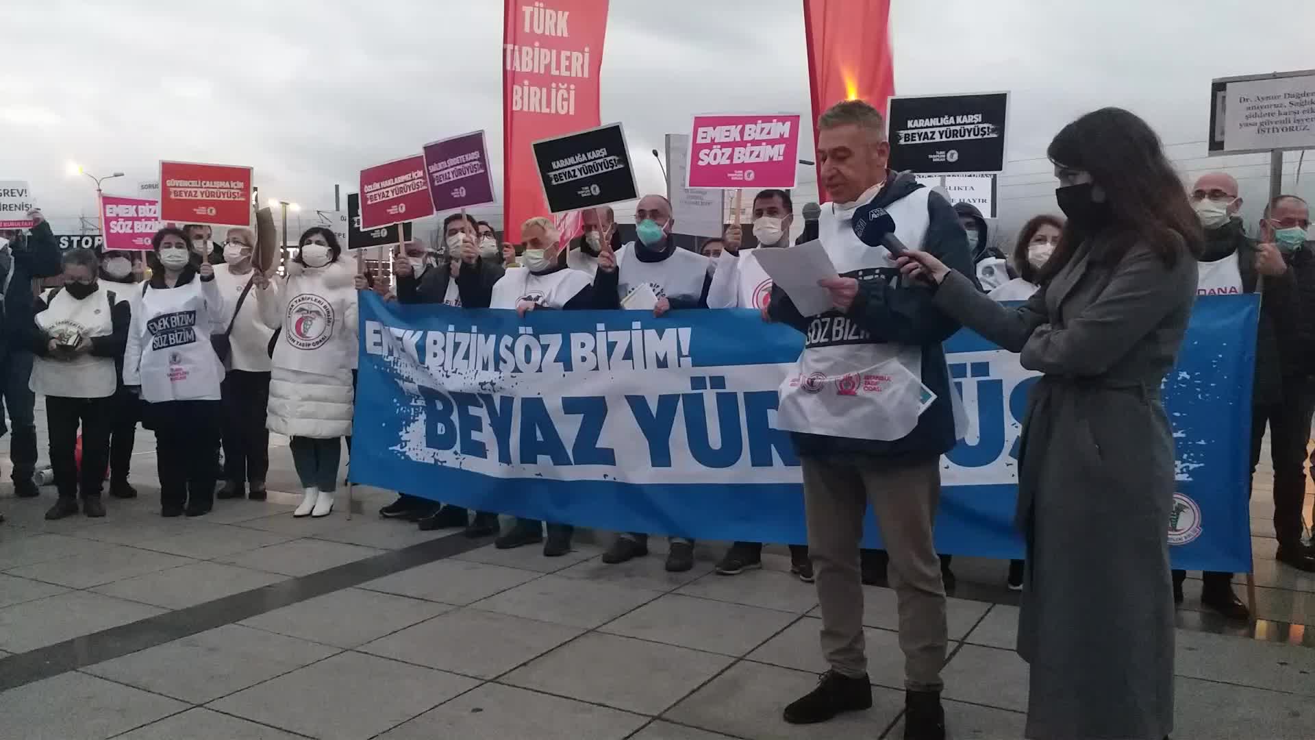 HEKİMLERİN "BEYAZ YÜRÜYÜŞÜ" İZMİT'TE: "HIZLA TÜKENDİĞİMİZ İÇİN YÜRÜYORUZ"