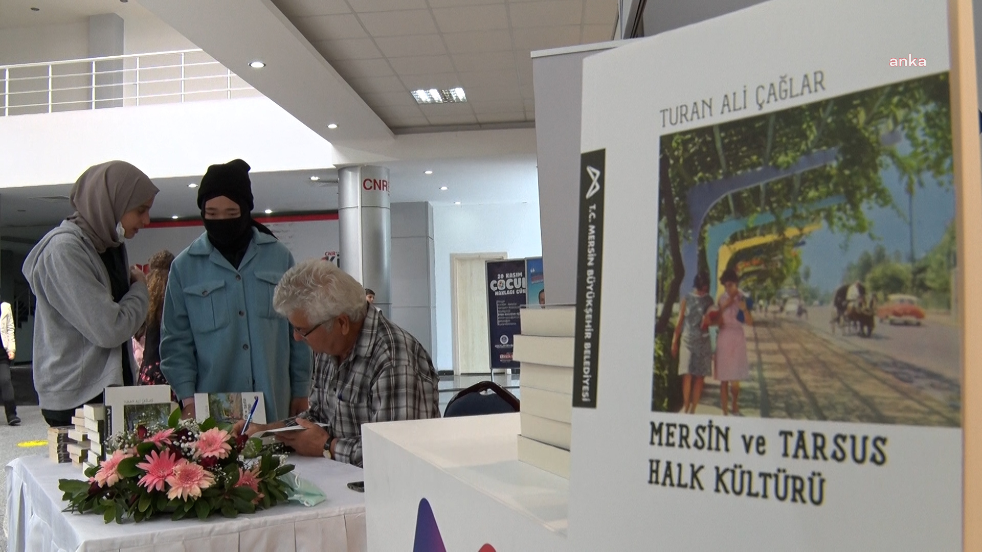YAZAR TURAN ALİ ÇAĞLAR, “MERSİN VE TARSUS HALK KÜLTÜRÜ” KİTABINI OKURLARI İÇİN İMZALADI