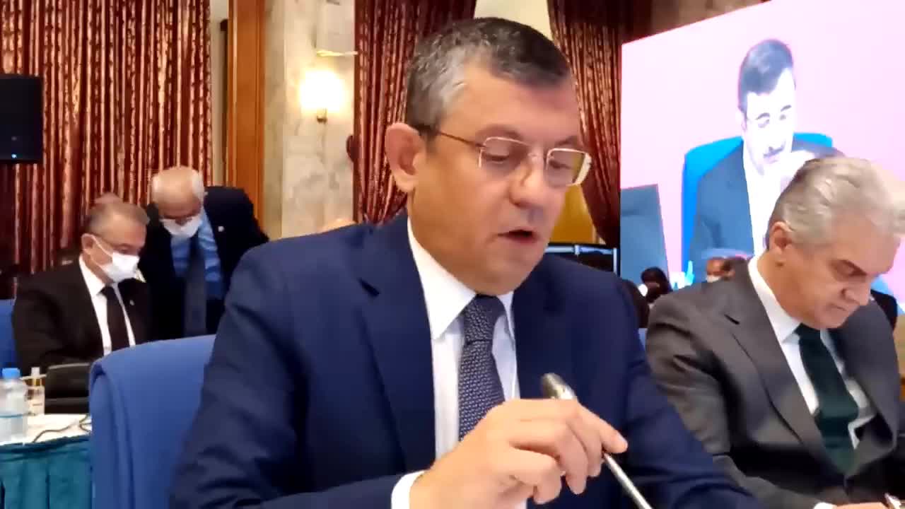ÖZGÜR ÖZEL’DEN FUAT OKTAY’A: “DÜNYADA LİDERLER MÜTEVAZİ EVLERDE İSE HALK ZENGİN, LİDERLER SARAYDA OTURUYORSA HALK SÜRÜNÜYOR”