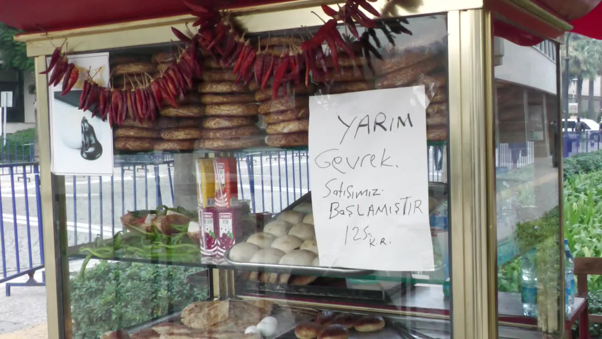 İZMİR'DE 'YARIM GEVREK' SATIŞI BAŞLADI