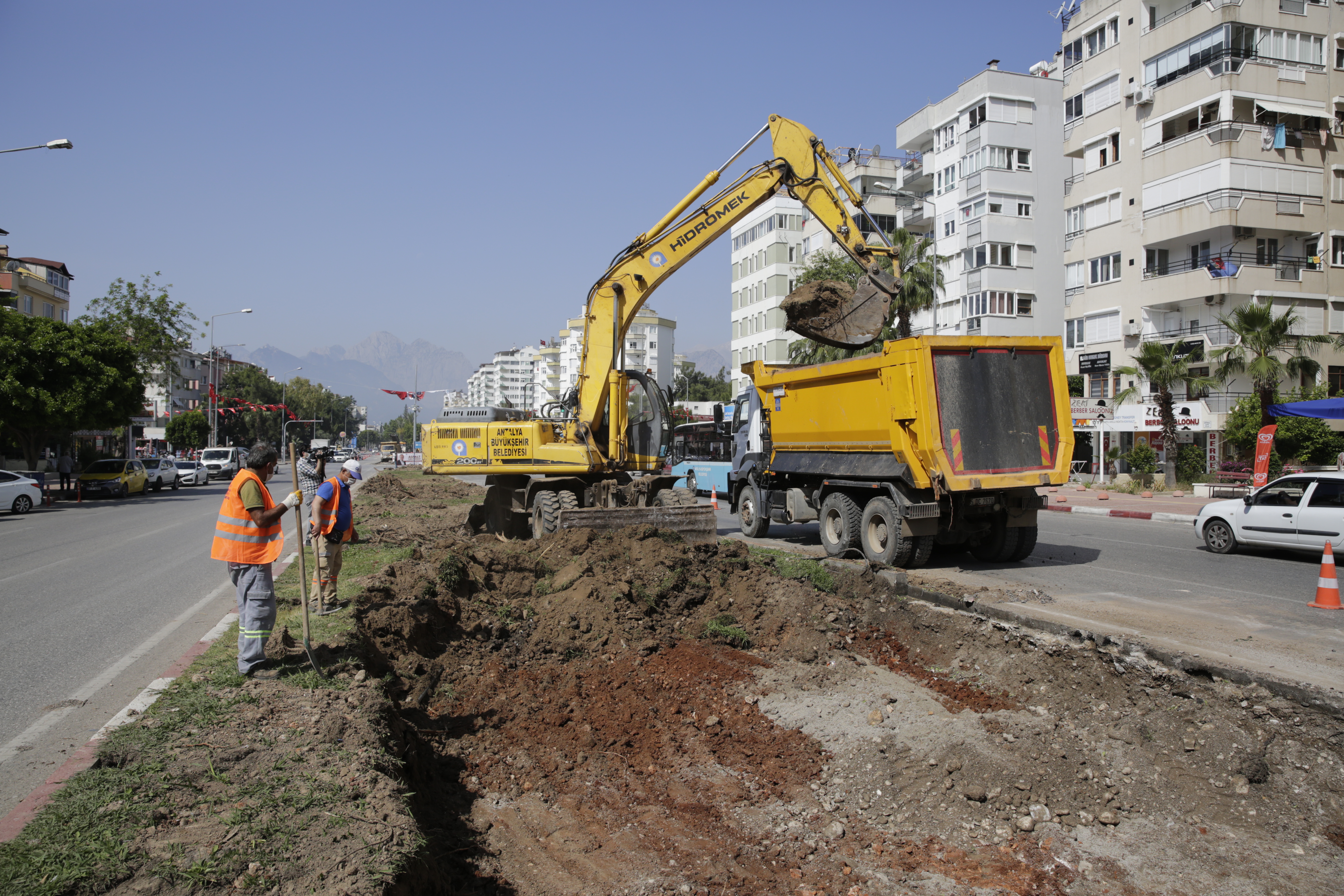 ANTALYA BÜYÜKŞEHİR'DEN KAVŞAK GENİŞLETME VE DÜZENLEME ÇALIŞMASI