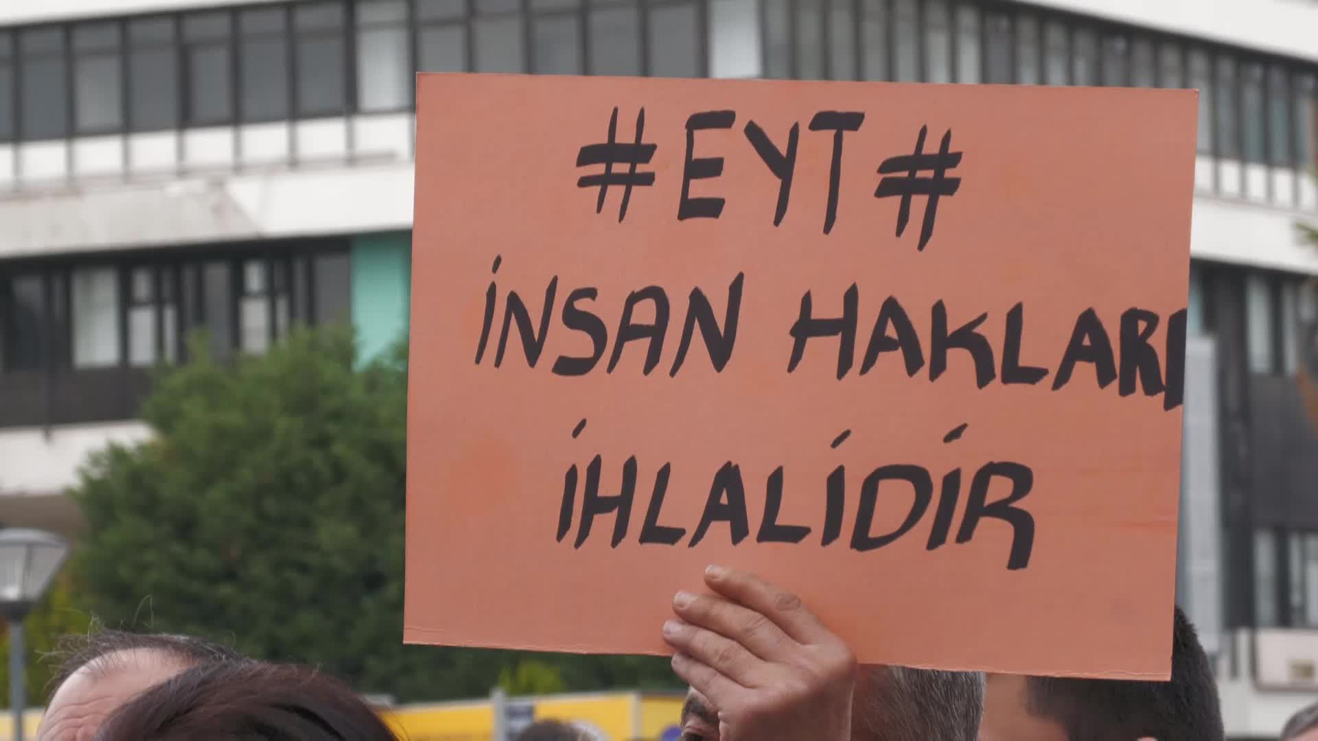 İZMİR'DE EYT'LİLERDEN HÜKÜMETE TEPKİ: "EĞER ADALET VARSA ÇIKSIN BU YASA"