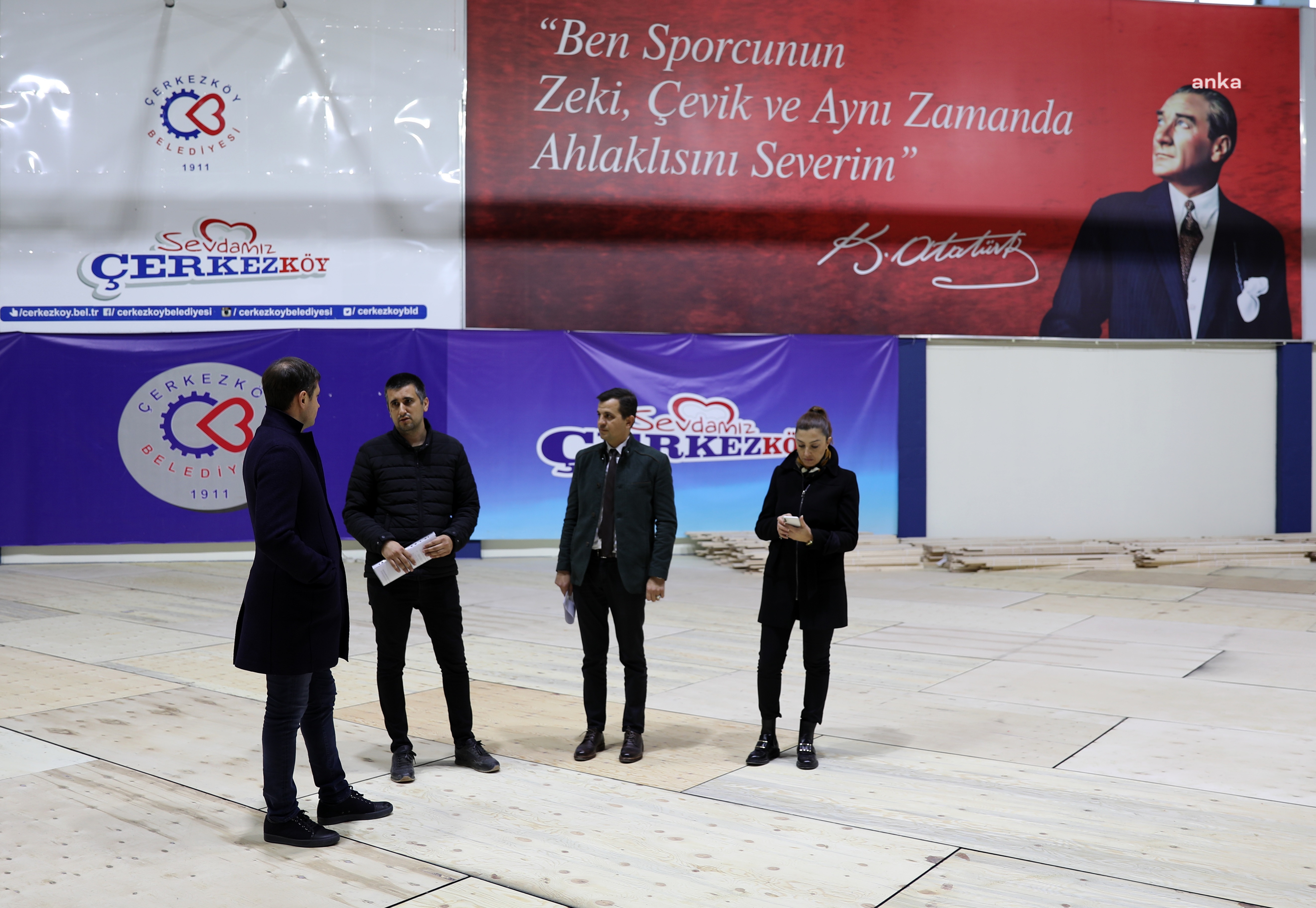 29 EKİM SPOR SALONU’NA FIBA ONAYLI PARKE ZEMİN
