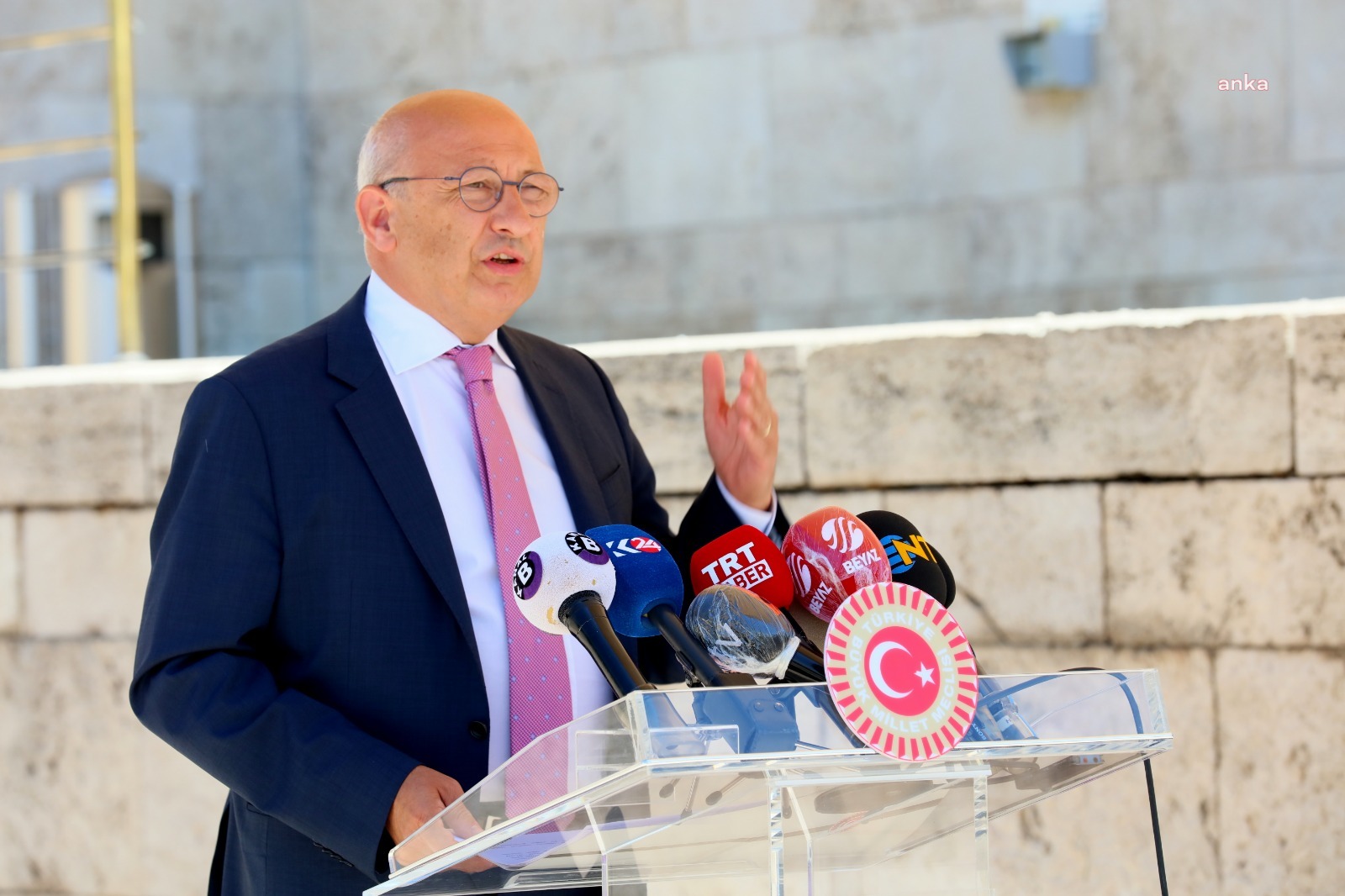 ÇAKIRÖZER: GÖREV VERİLMEYEN 8 BÜYÜKELÇİ YAŞ SINIRINI BEKLEMEDEN EMEKLİYE AYRILDI