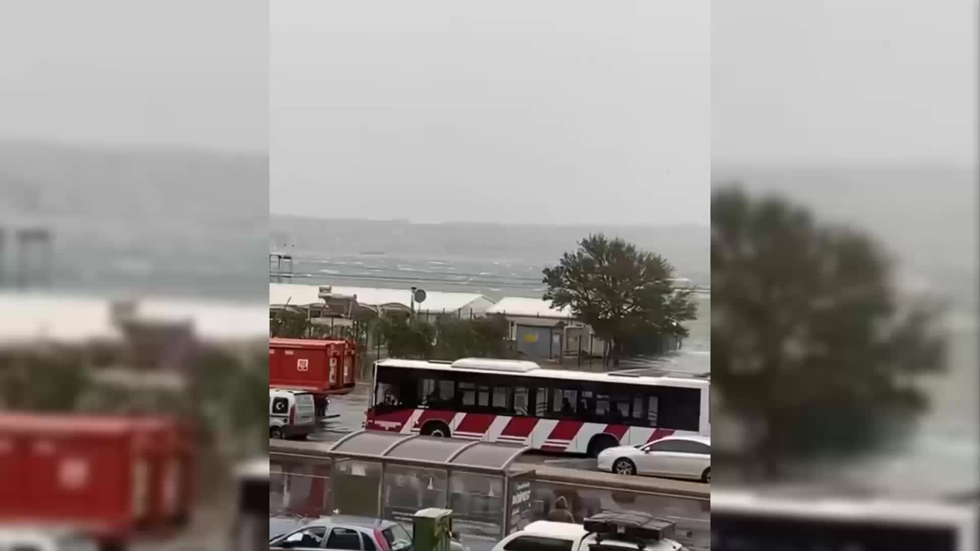 İZMİR'DE FIRTINA ETKİLİ OLUYOR