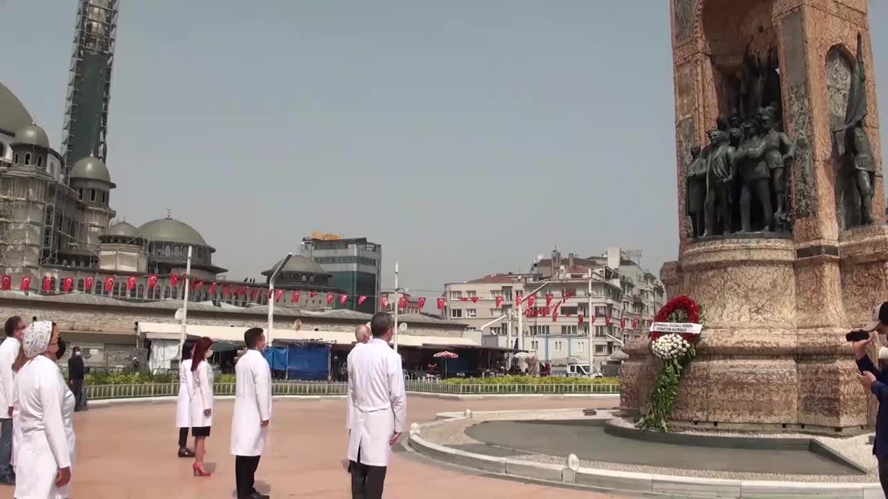 ECZACILAR 14 MAYIS ECZACILAR GÜNÜ DOLAYISIYLA TAKSİM ANITINA ÇELENK BIRAKTI