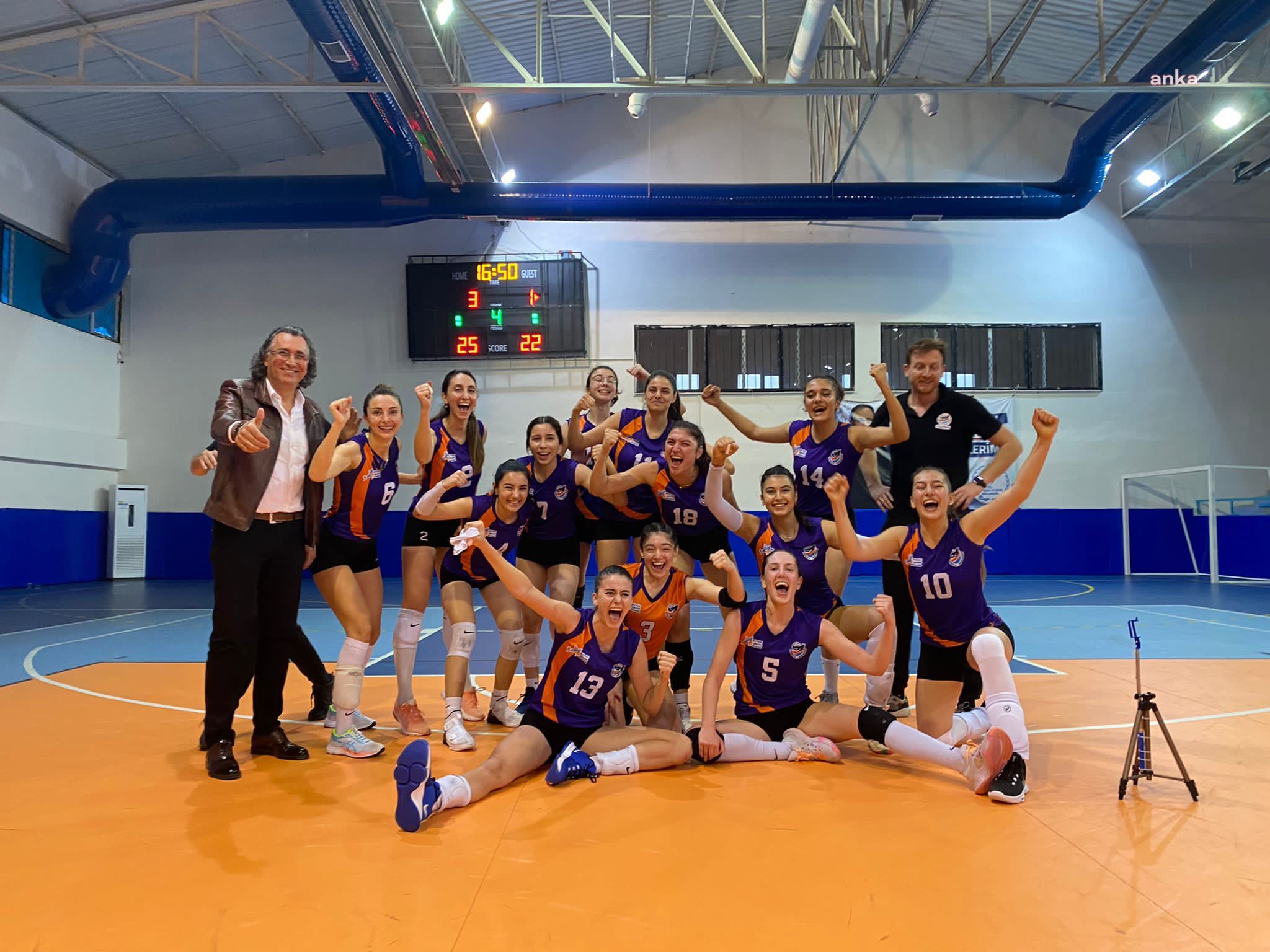 ADANA BÜYÜKŞEHİR KADIN VOLEYBOL TAKIMI NAMAĞLUP LİDER