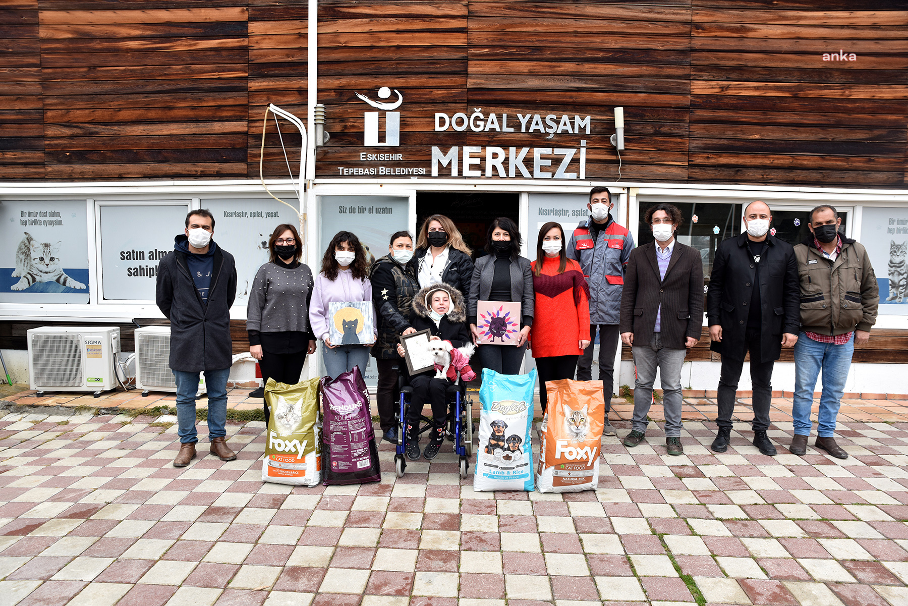 EDA ÖZTÜRK SERGİ GELİRİ İLE HAYVANLARA MAMA DESTEĞİNDE BULUNDU