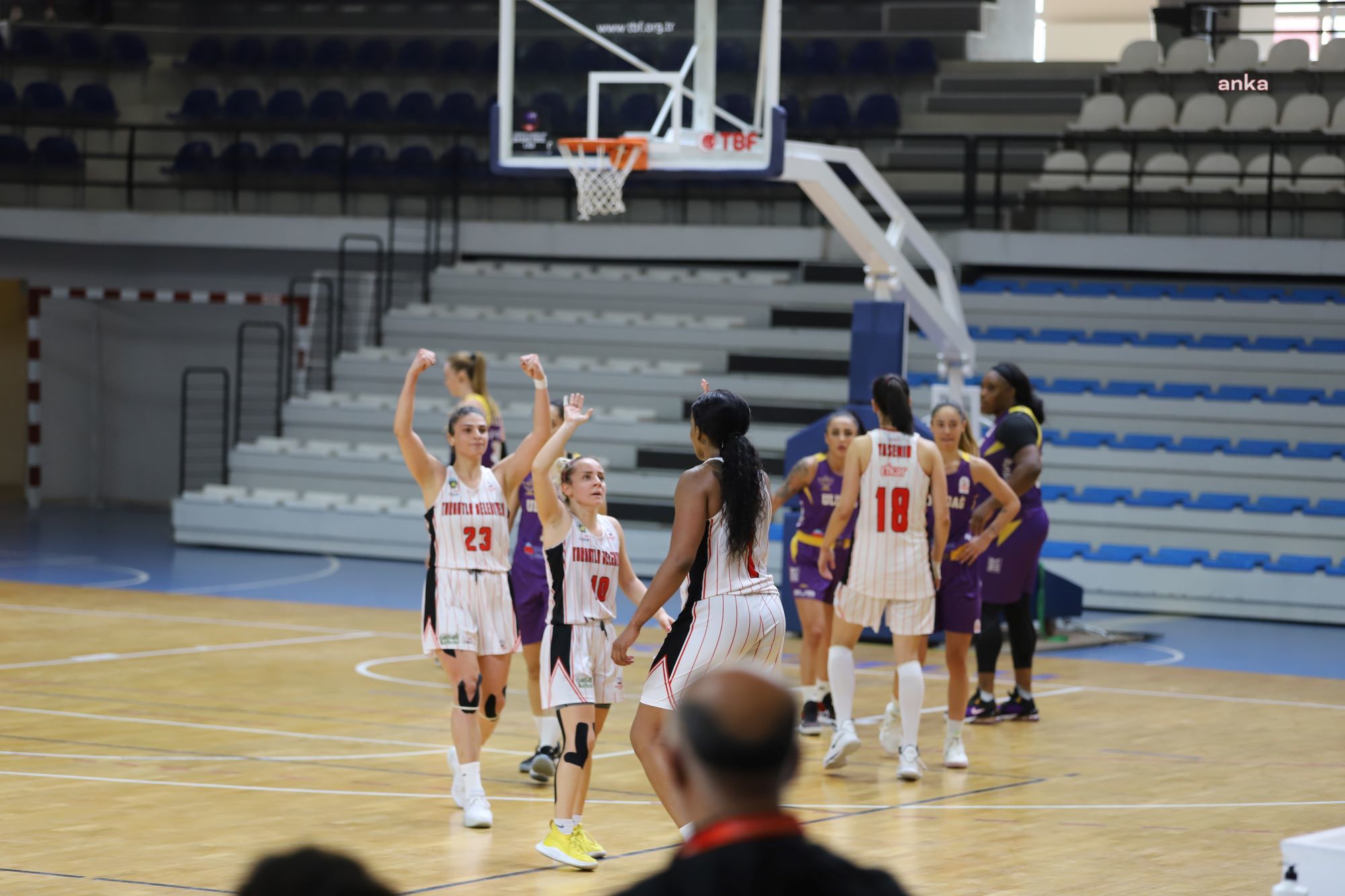 TURGUTLU BELEDİYESPOR VOLEYBOL TAKIMI GALİBİYET SERİSİNİ BOZMADI