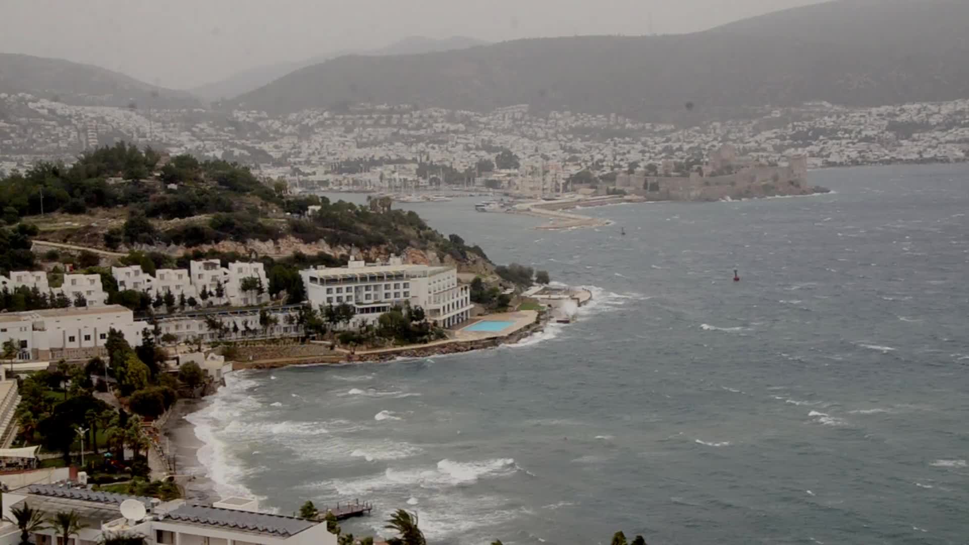 BODRUM'DA KUVVETLİ RÜZGAR HAYATI OLUMSUZ ETKİLEDİ, ESNAF KENDİ TEDBİRİNİ ALDI