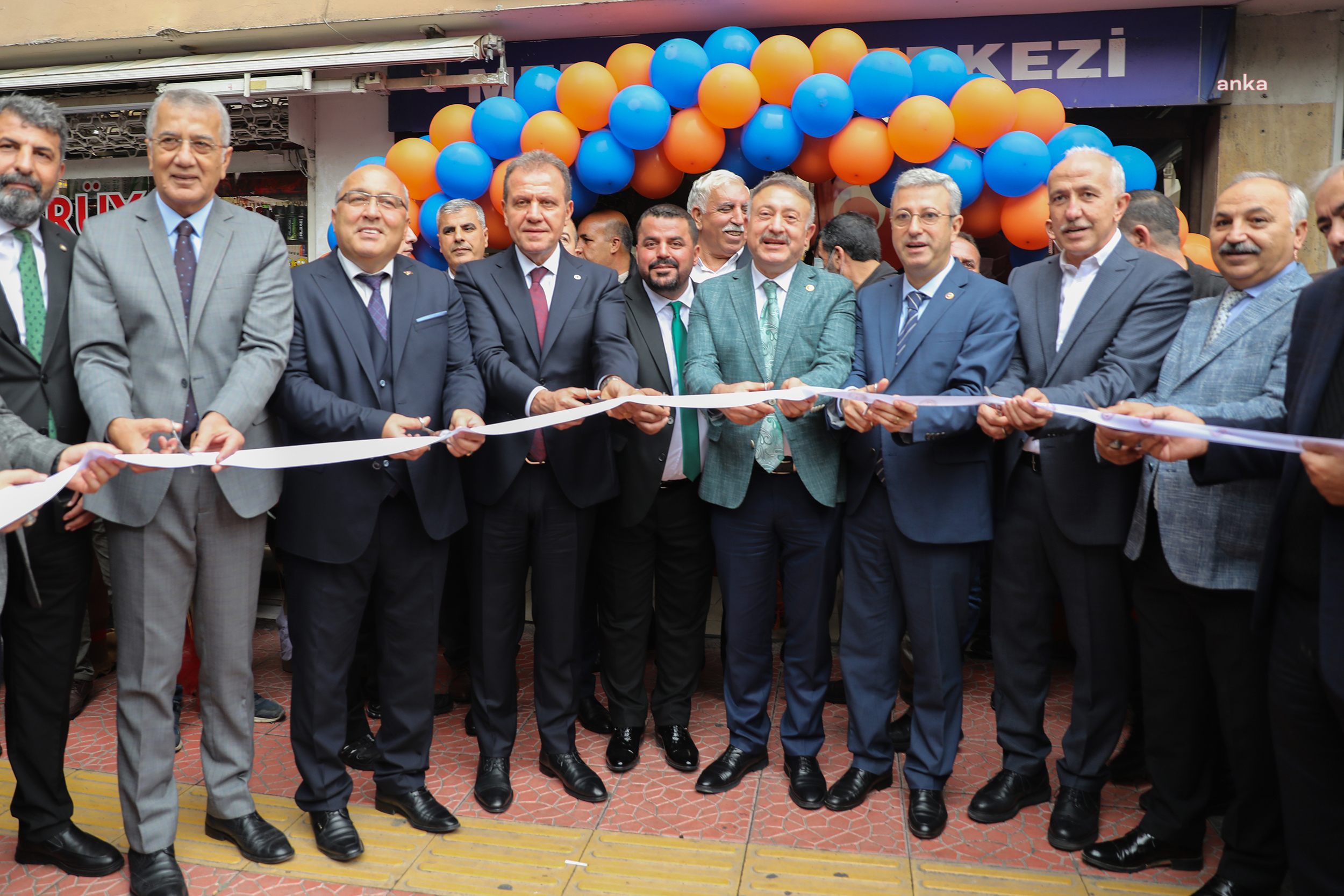 MERSİN BELEDİYE BAŞKANI SEÇER PAZARCILARLA BULUŞTU: "TOPLUMDA HUZURU SİZ SAĞLAYACAKSINIZ"
