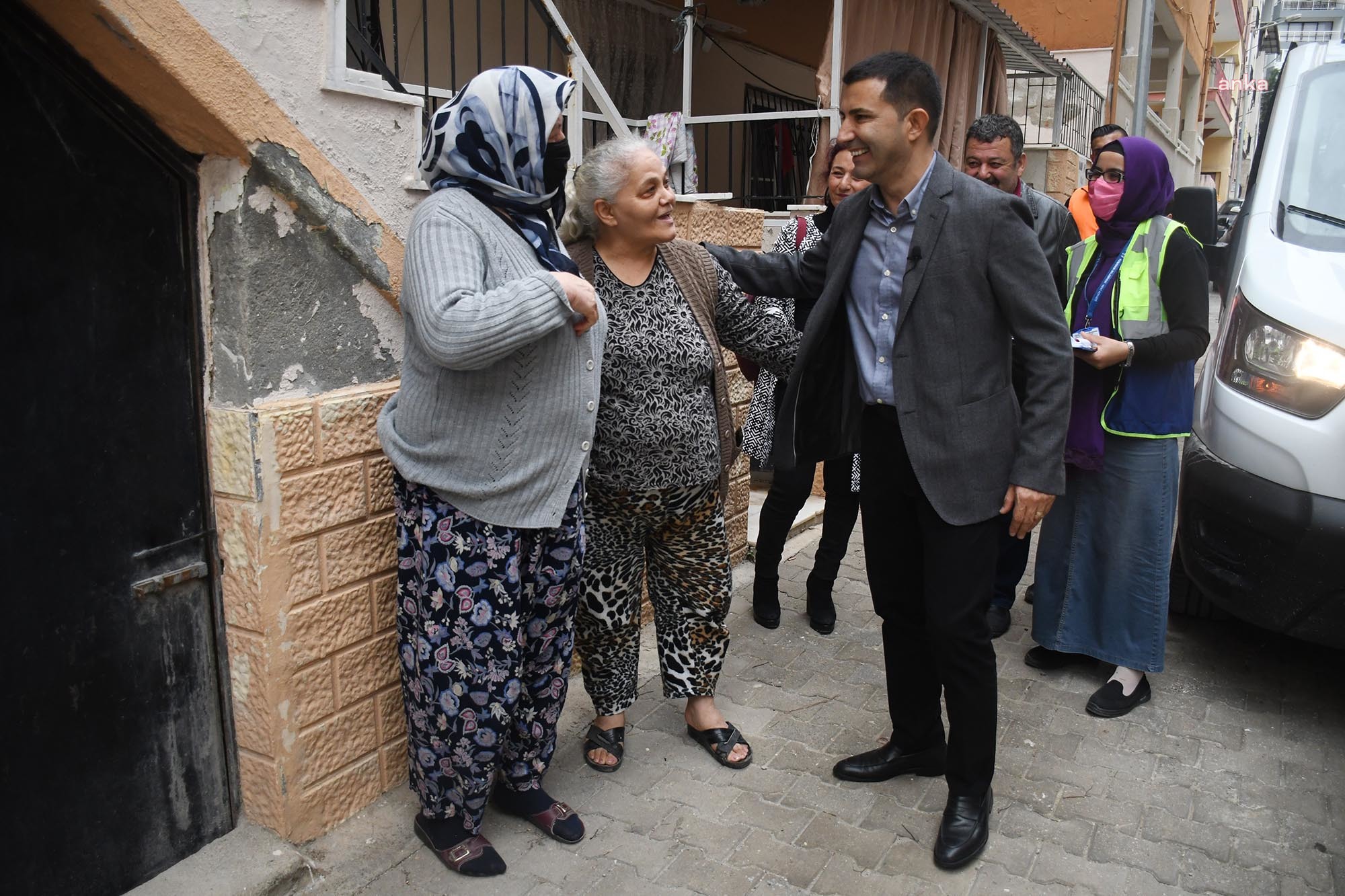KUŞADASI BELEDİYESİ İHTİYAÇ SAHİPLERİNE YARDIMLARINI SÜRDÜRDÜ