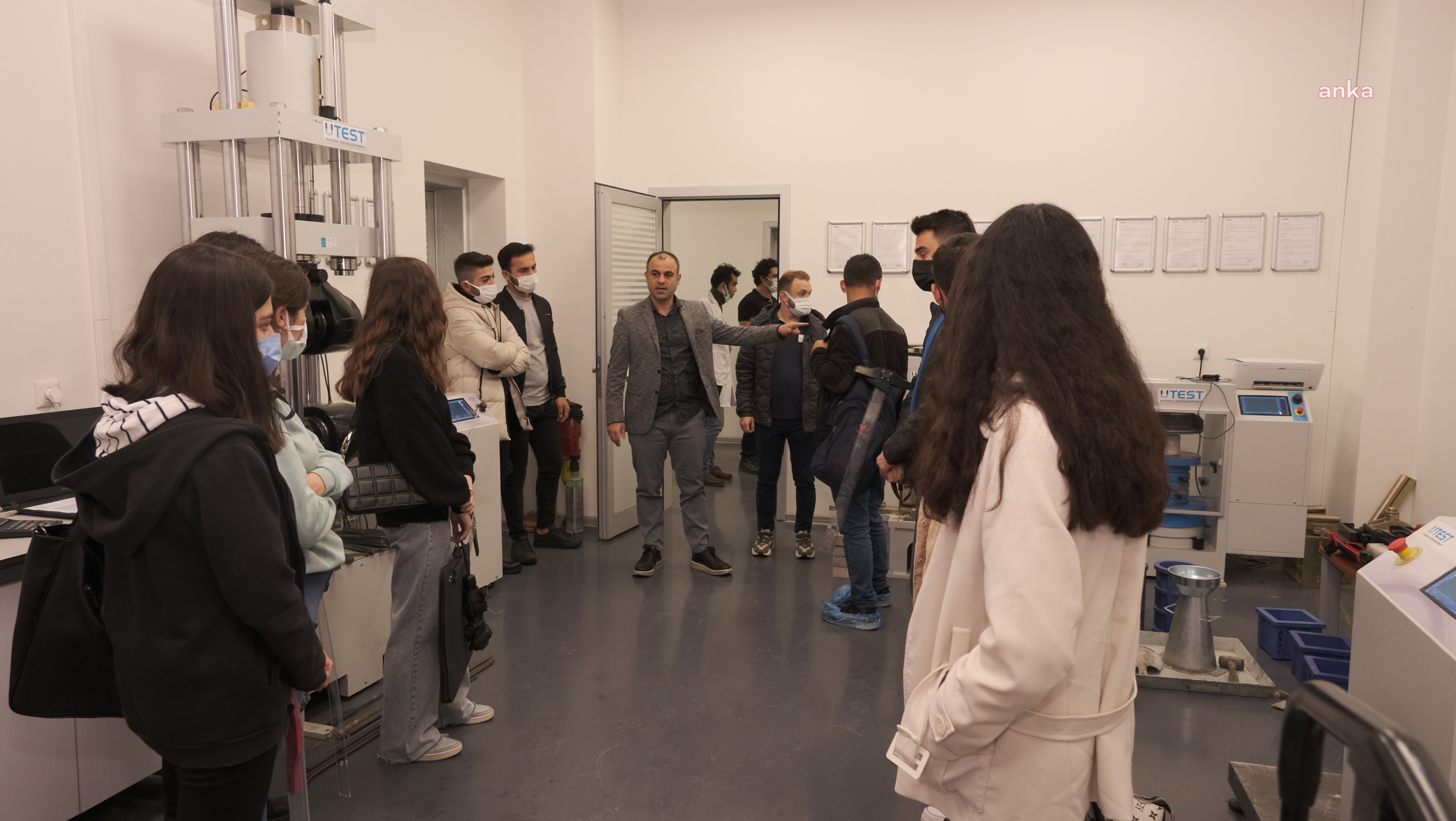 ANTALYA'DA ÜNİVERSİTELİLER YAPI MALZEMELERİ LABORATUVARINI GEZDİ