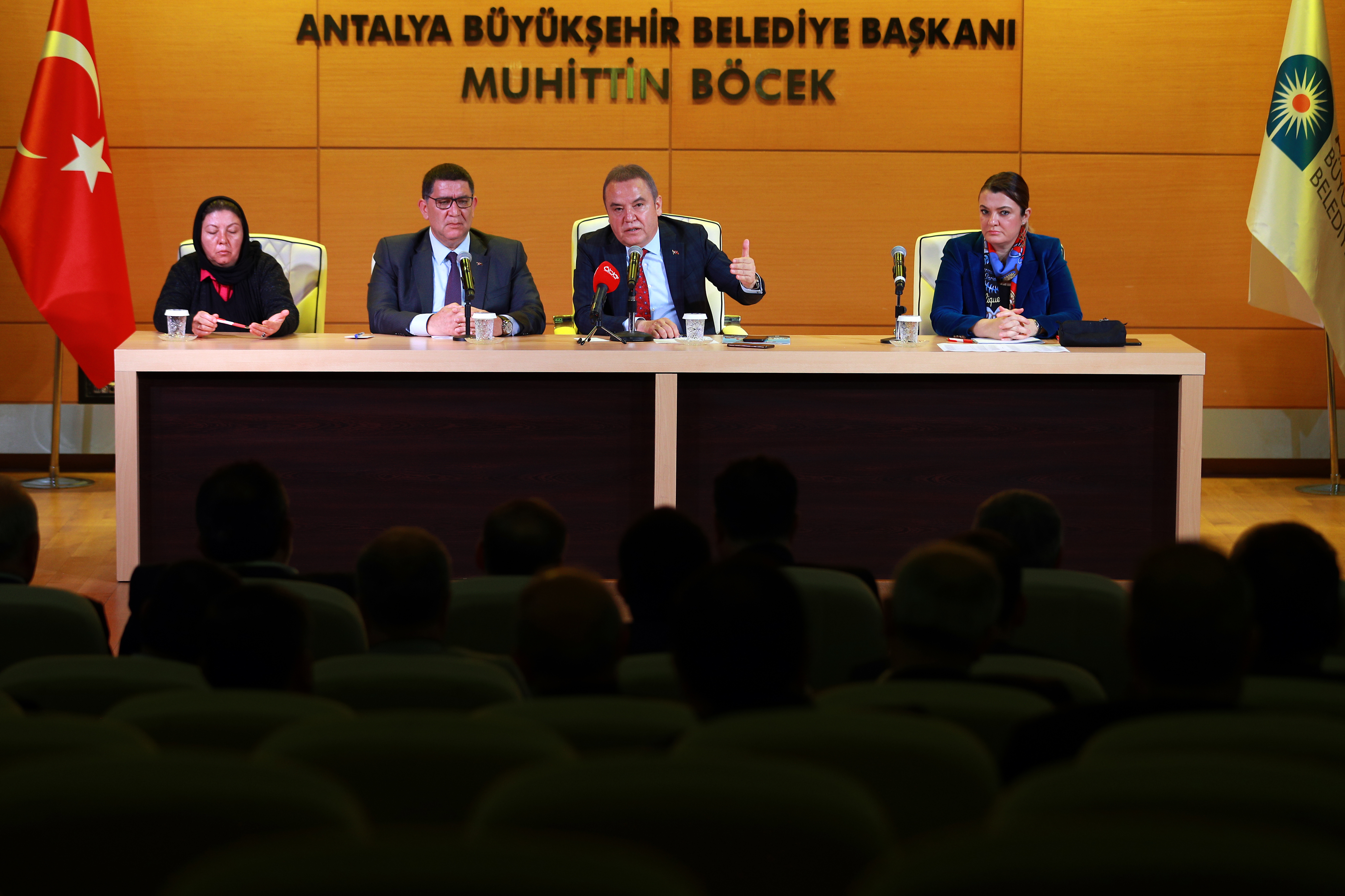 ANTALYA BELEDİYE BAŞKANI BÖCEK, ESNAFIN SORUNLARINI DİNLEDİ