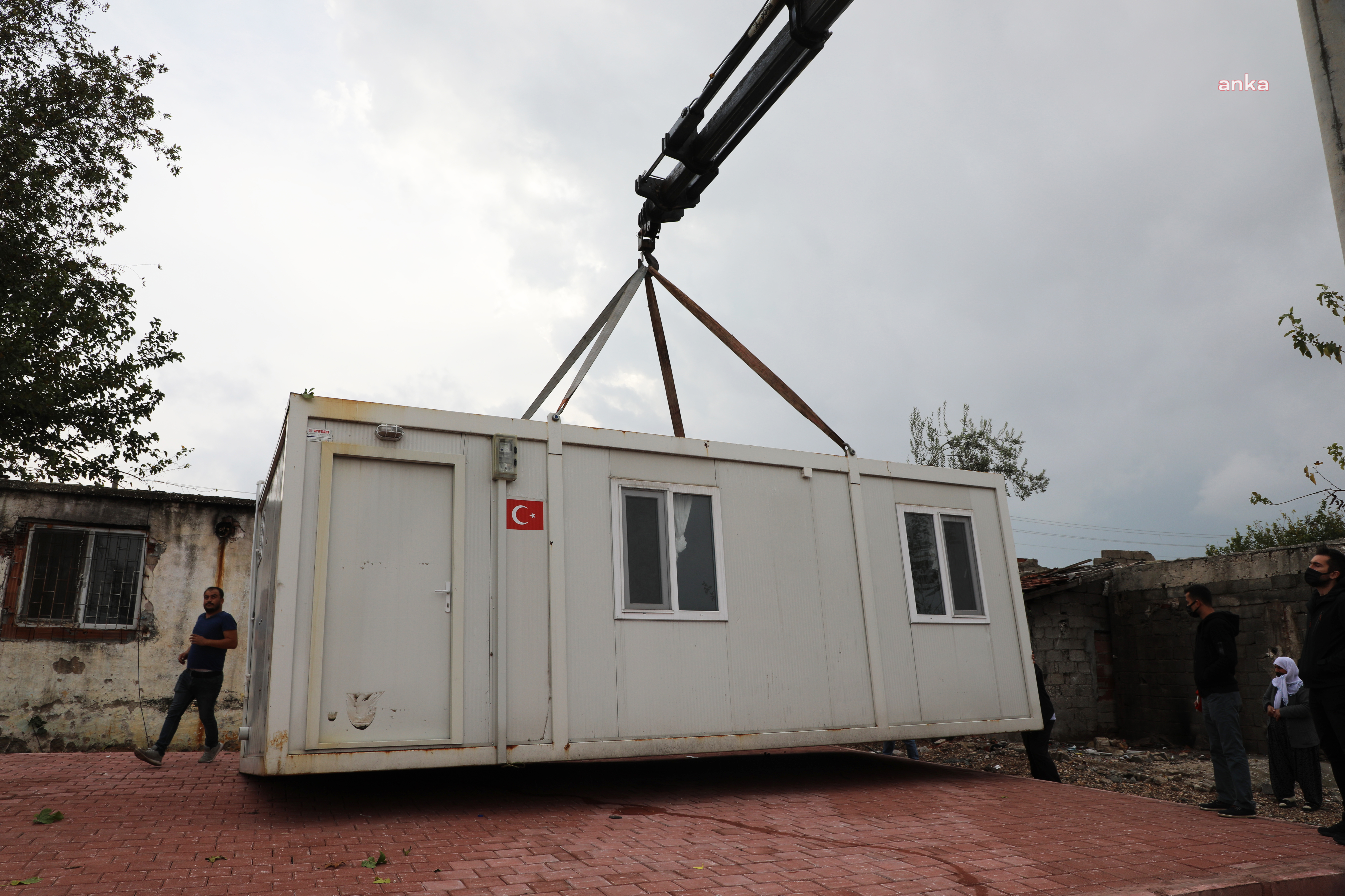 ANTALYA BÜYÜKŞEHİR'DEN EVİ YANAN FATMA TEYZE'YE KONTEYNER EV