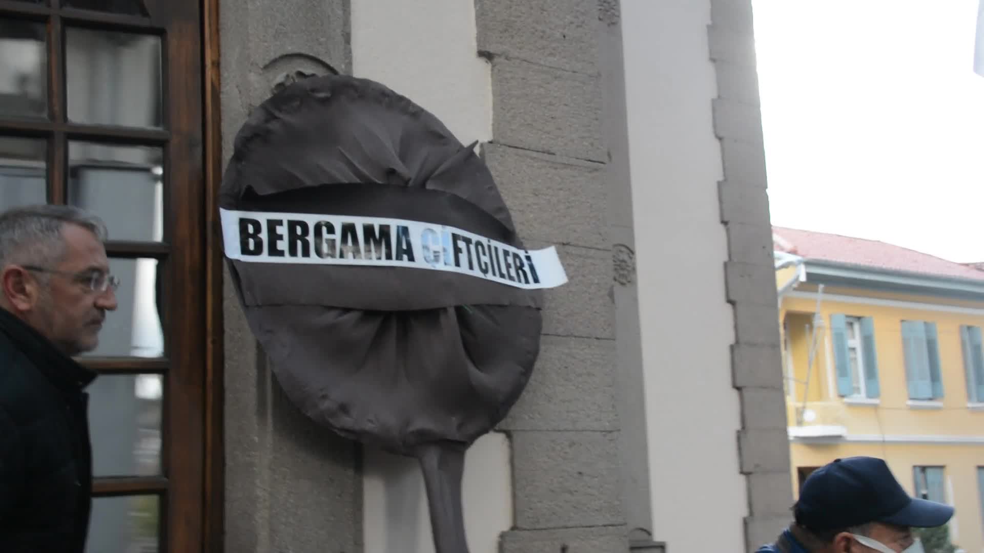 BERGAMA BELEDİYESİ, YURTTAŞLARIN TEPKİSİNE RAĞMEN KÖY MALLARINI SATMAYA BAŞLADI. MUHTARLAR BELEDİYEYE SİYAH ÇELENK BIRAKTI