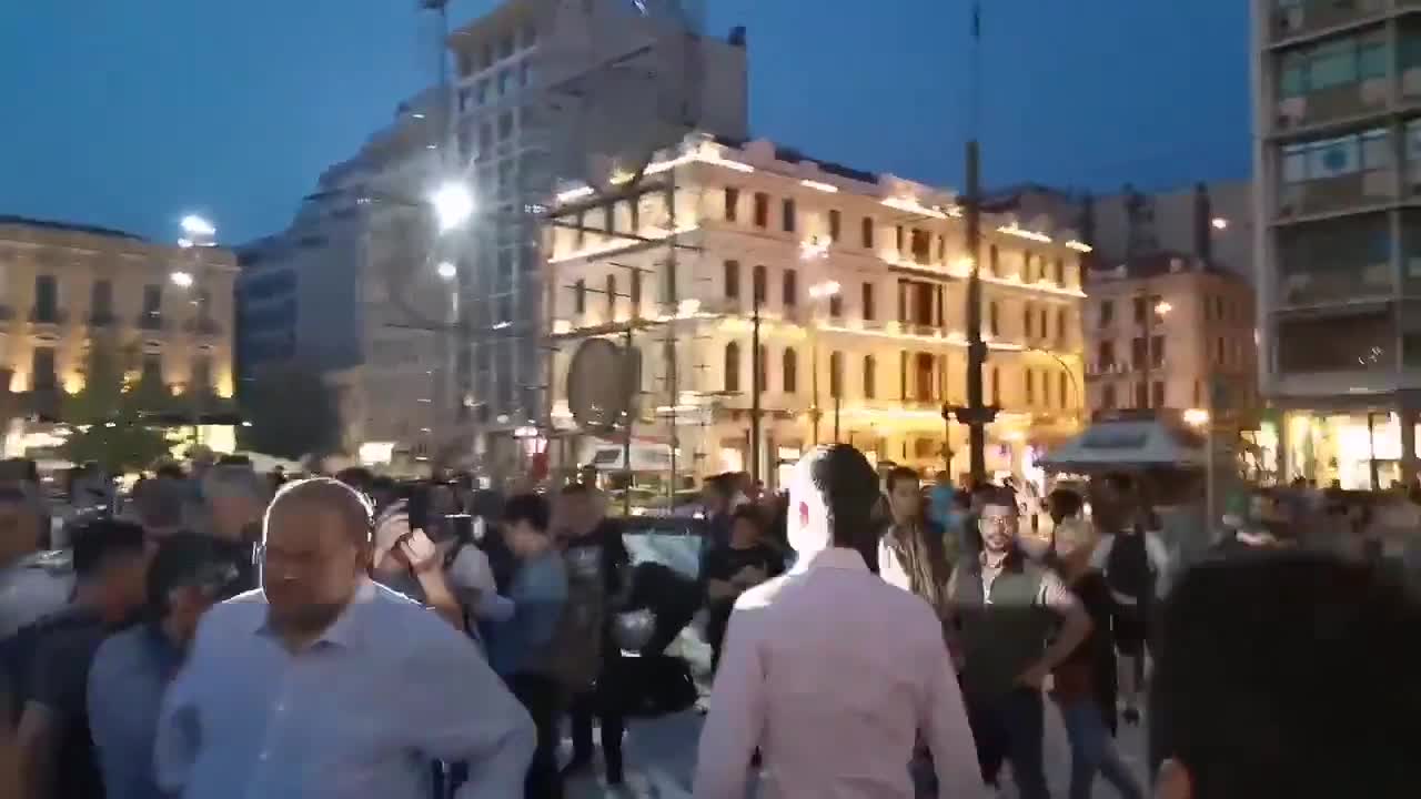 ATİNA'DA MEYDAN AÇILIŞINA YÜZLERCE KİŞİ KATILDI
