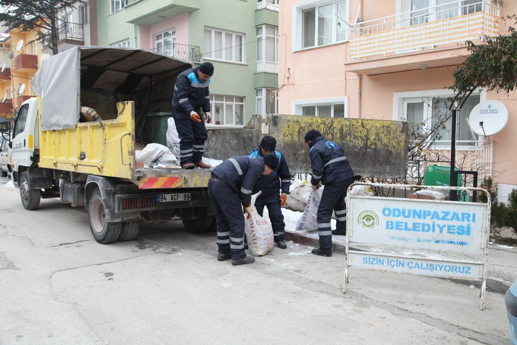 ODUNPAZARI 5 ÇUVALA KADAR MOLOZLARI ÜCRETSİZ TOPLUYOR
